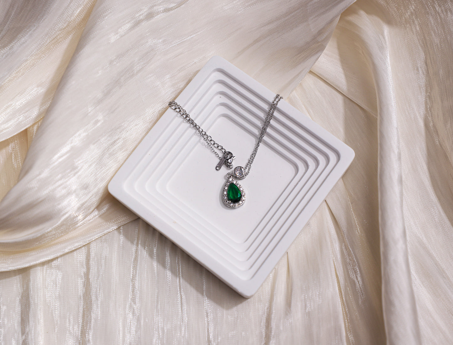 edoa The Emerald Drop Halo Necklace