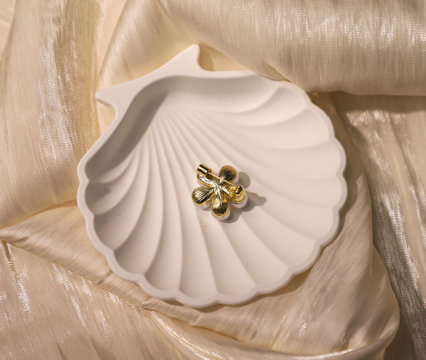 edoa Minimalist Pearl Brooch