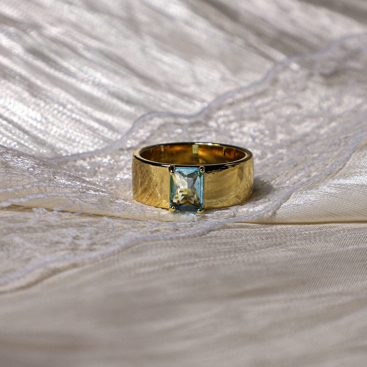 edoa Modern Bold Gold Aquamarine Ring