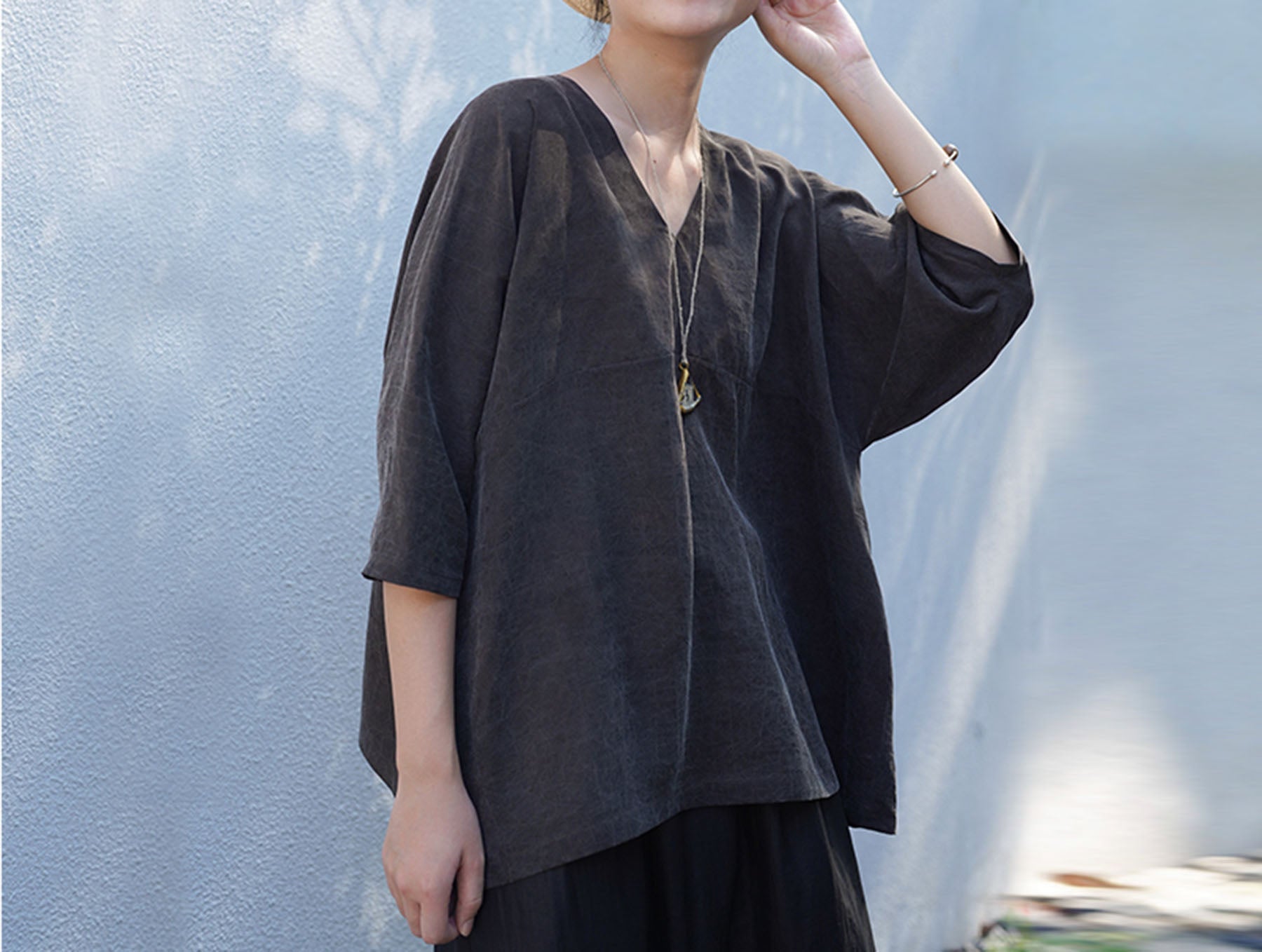 edoa Loose Fitting Cracked Mud Silk V-neck Top 
