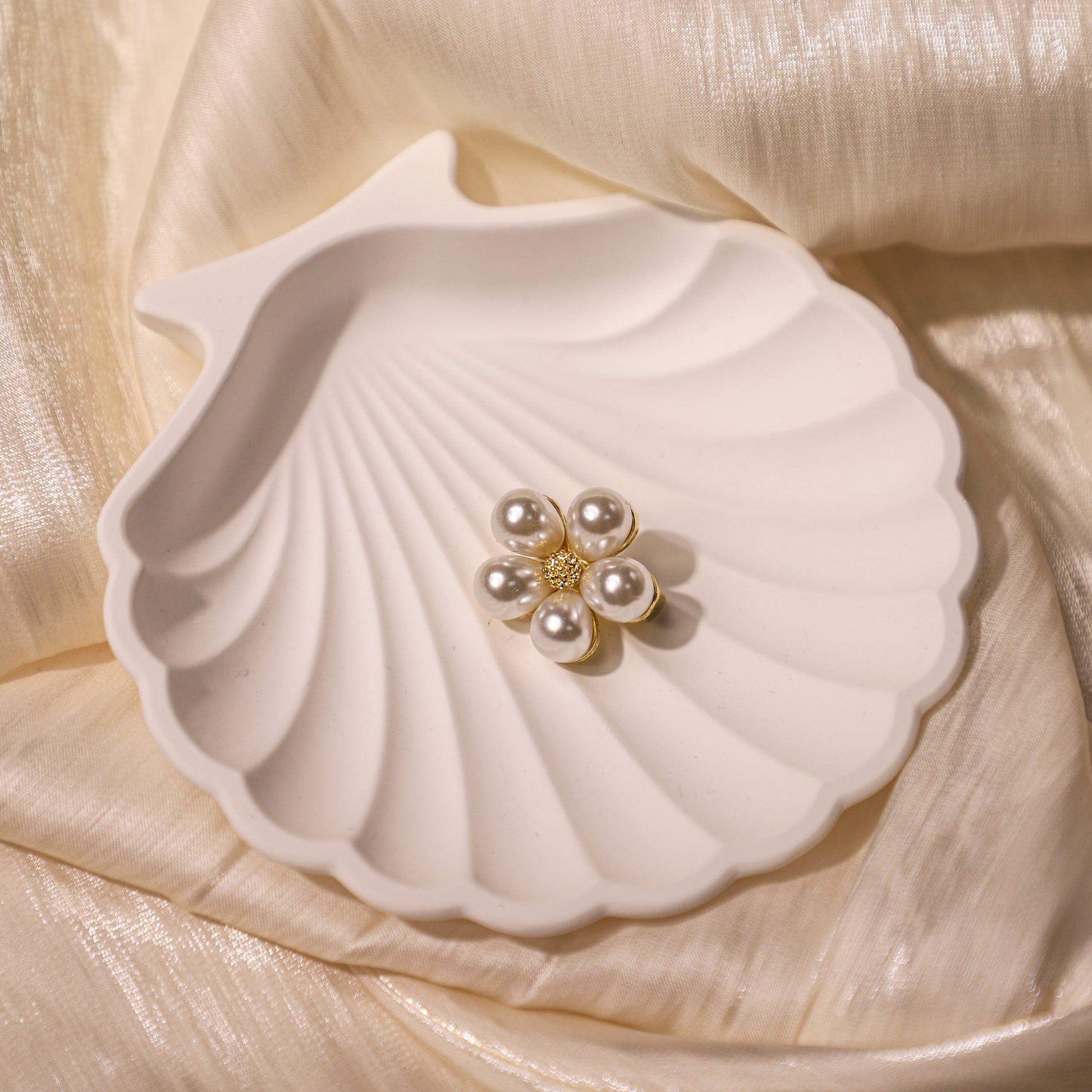 edoa Minimalist Pearl Brooch