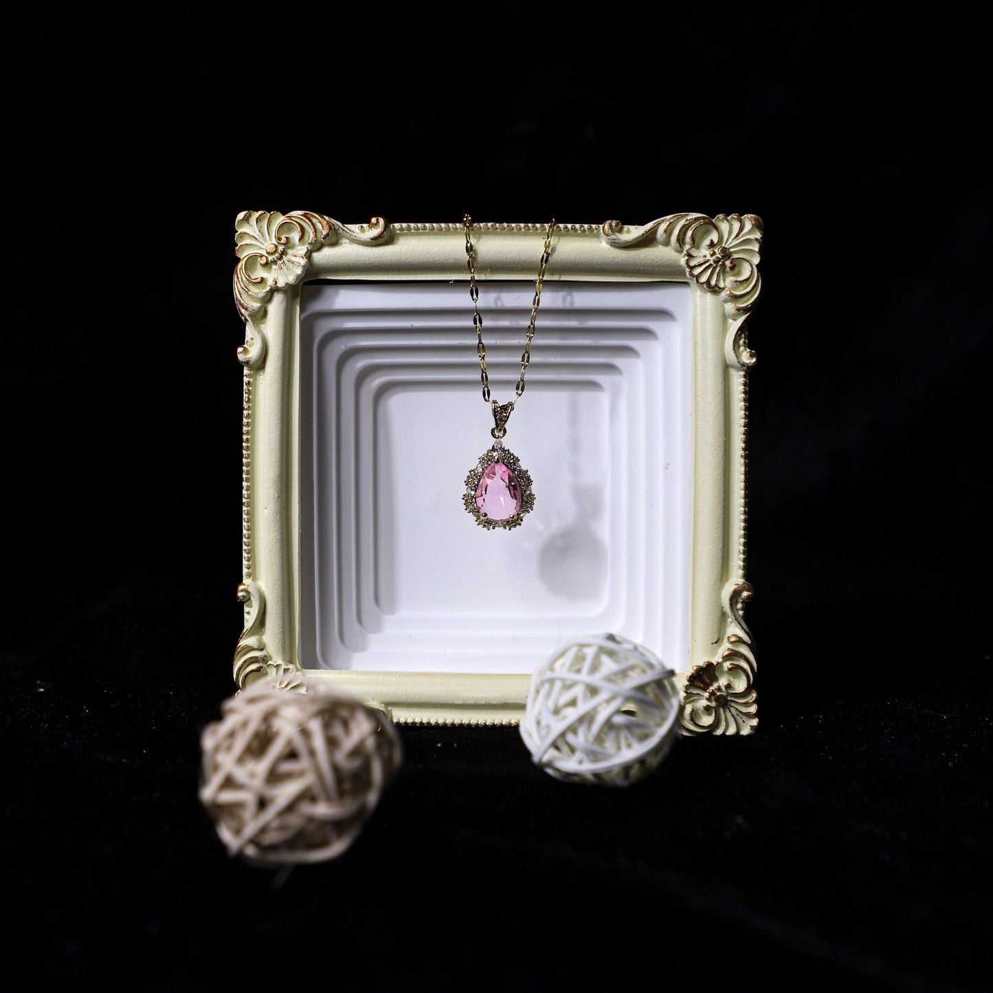 edoa Victorian Teardrop Vintage Halo Necklace