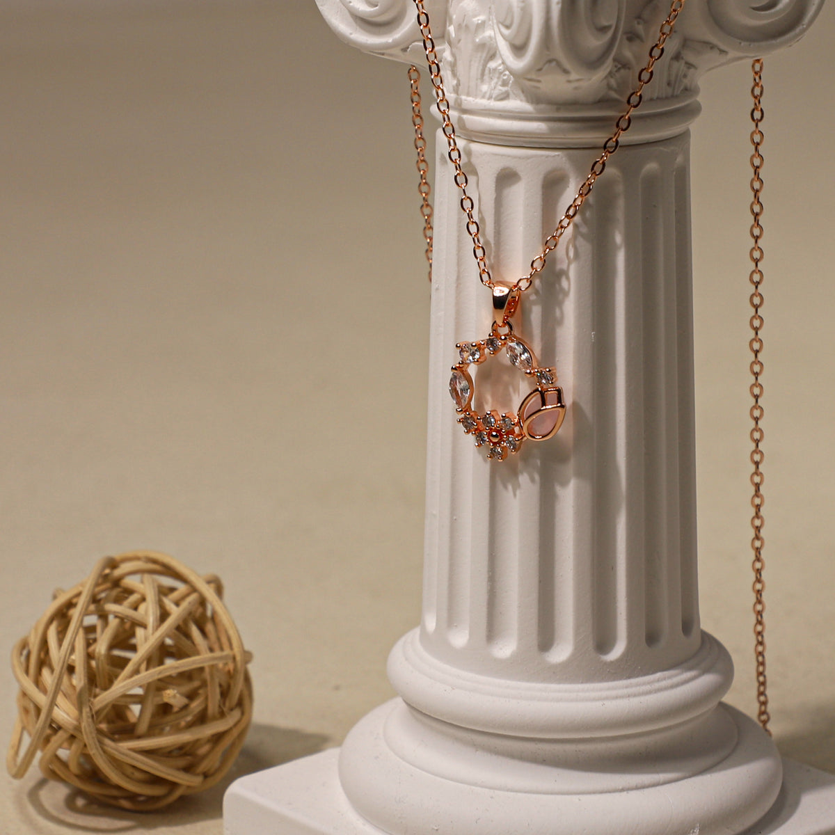 edoa Minimalist Tulip Wreath Rose Gold Necklace