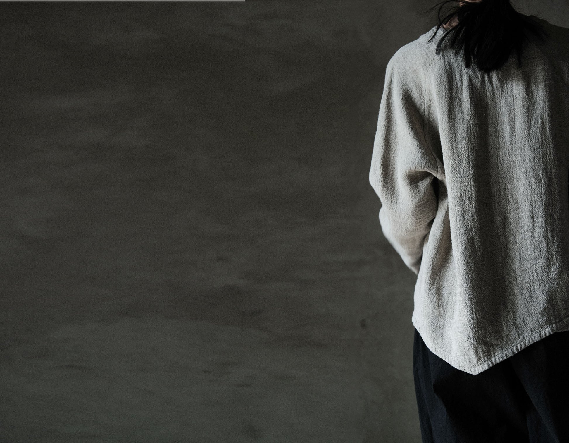 edoa Flaxl Linen Asymmetric Long Sleeve Top