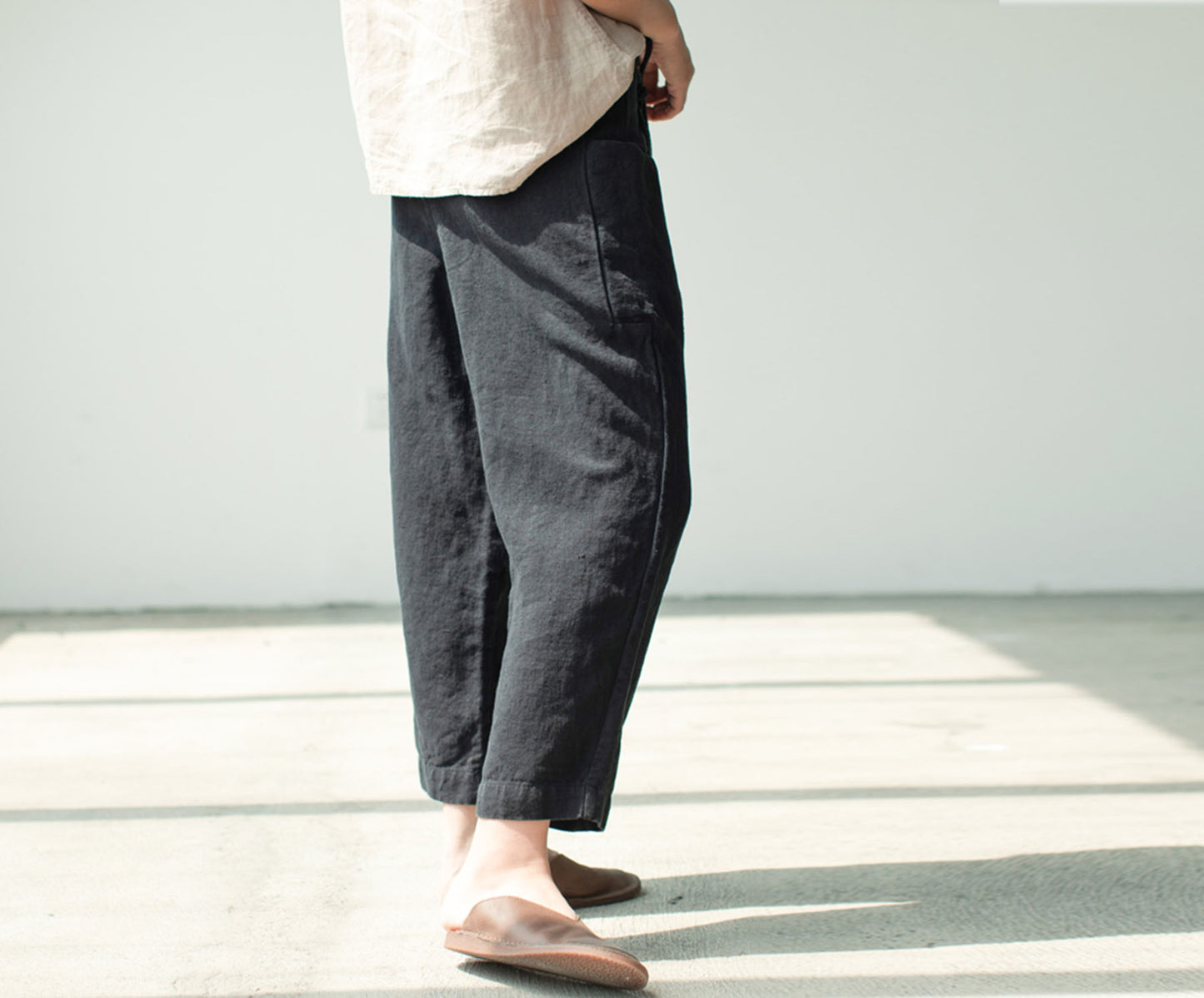 edoa Loose Fitting Pleated Linen Pants