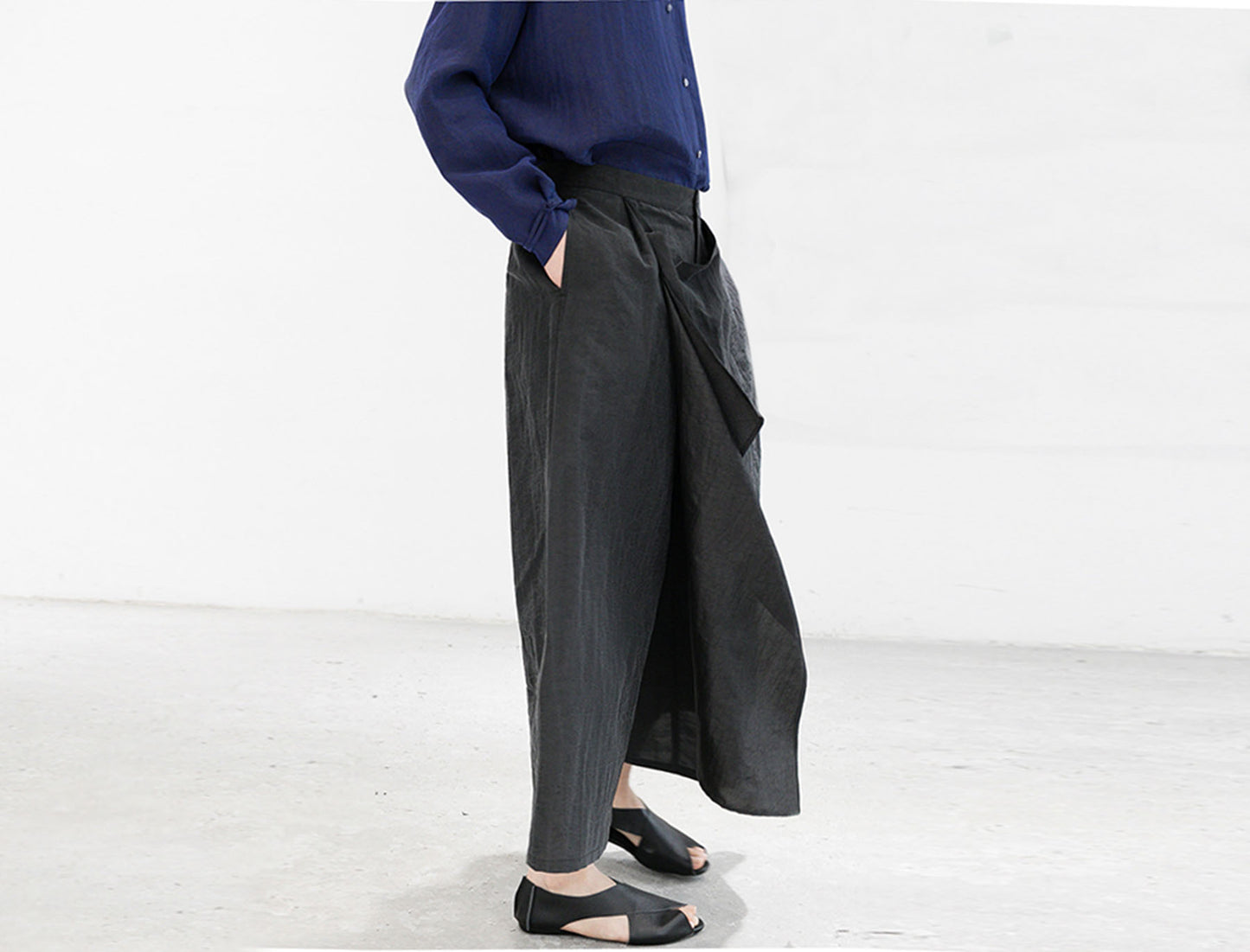 edoa Cracked Mud Silk Crop Apron Pants