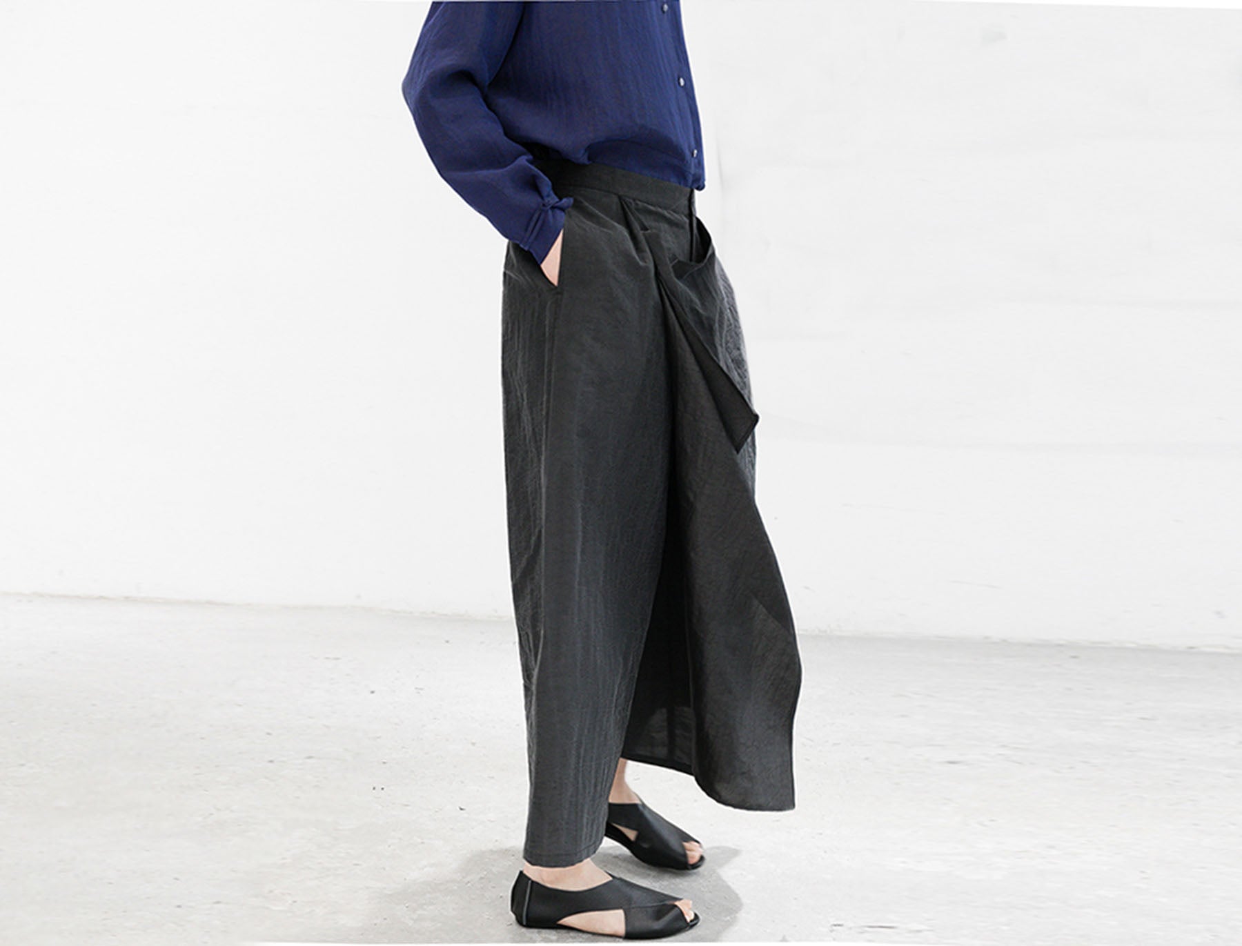 edoa Cracked Mud Silk Crop Apron Pants