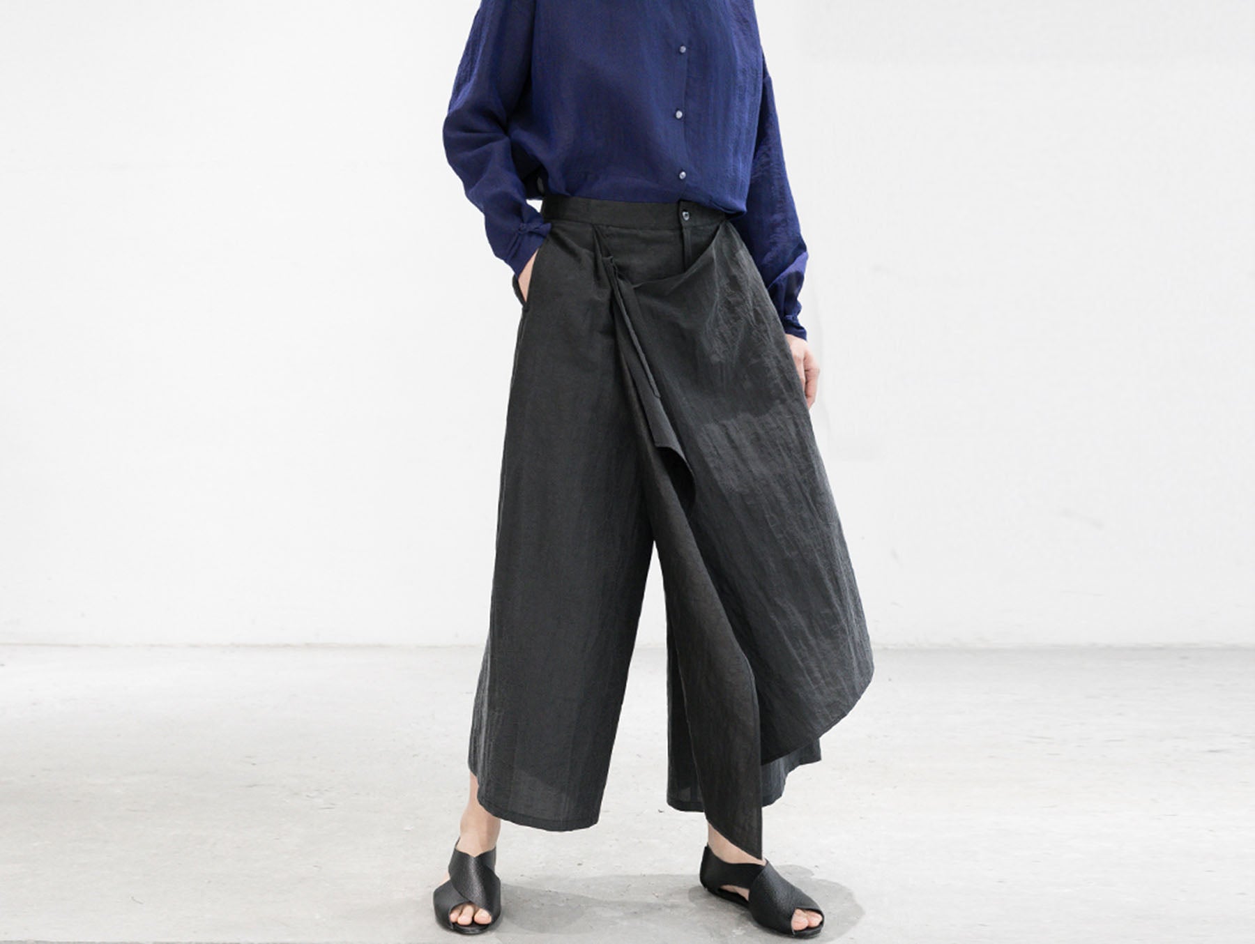 edoa Cracked Mud Silk Crop Apron Pants