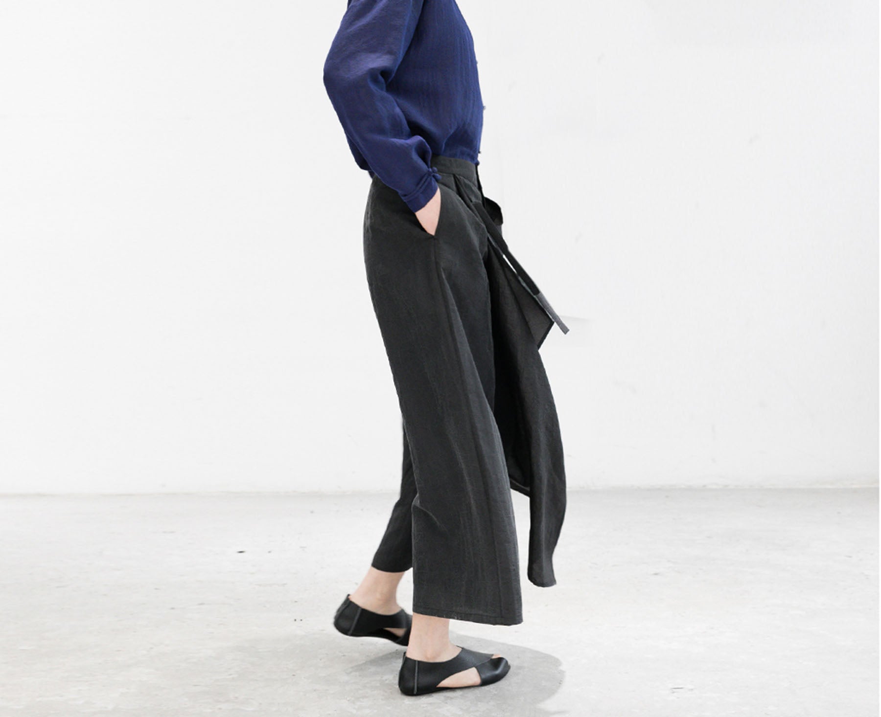 edoa Cracked Mud Silk Crop Apron Pants