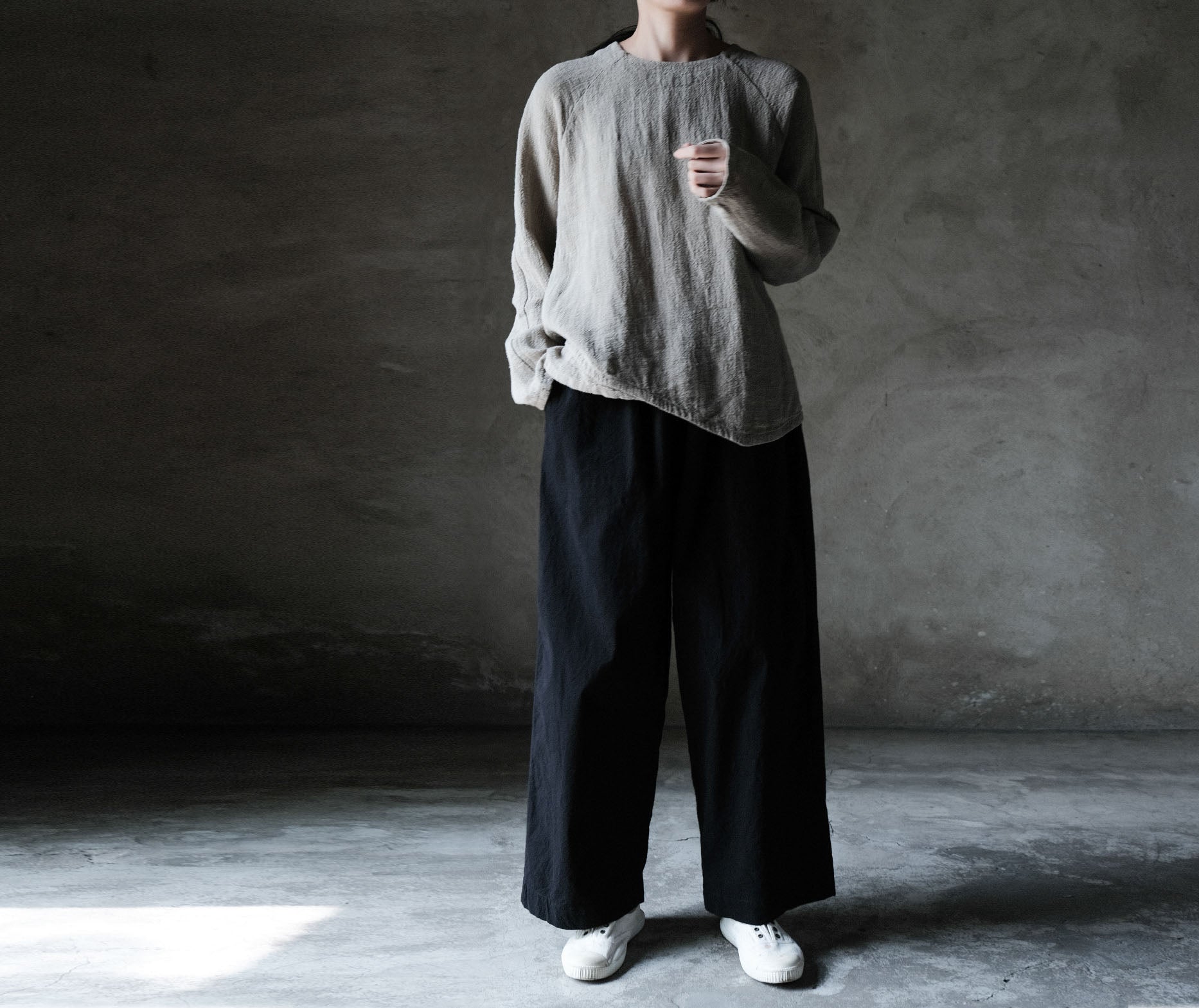edoa Flaxl Linen Asymmetric Long Sleeve Top