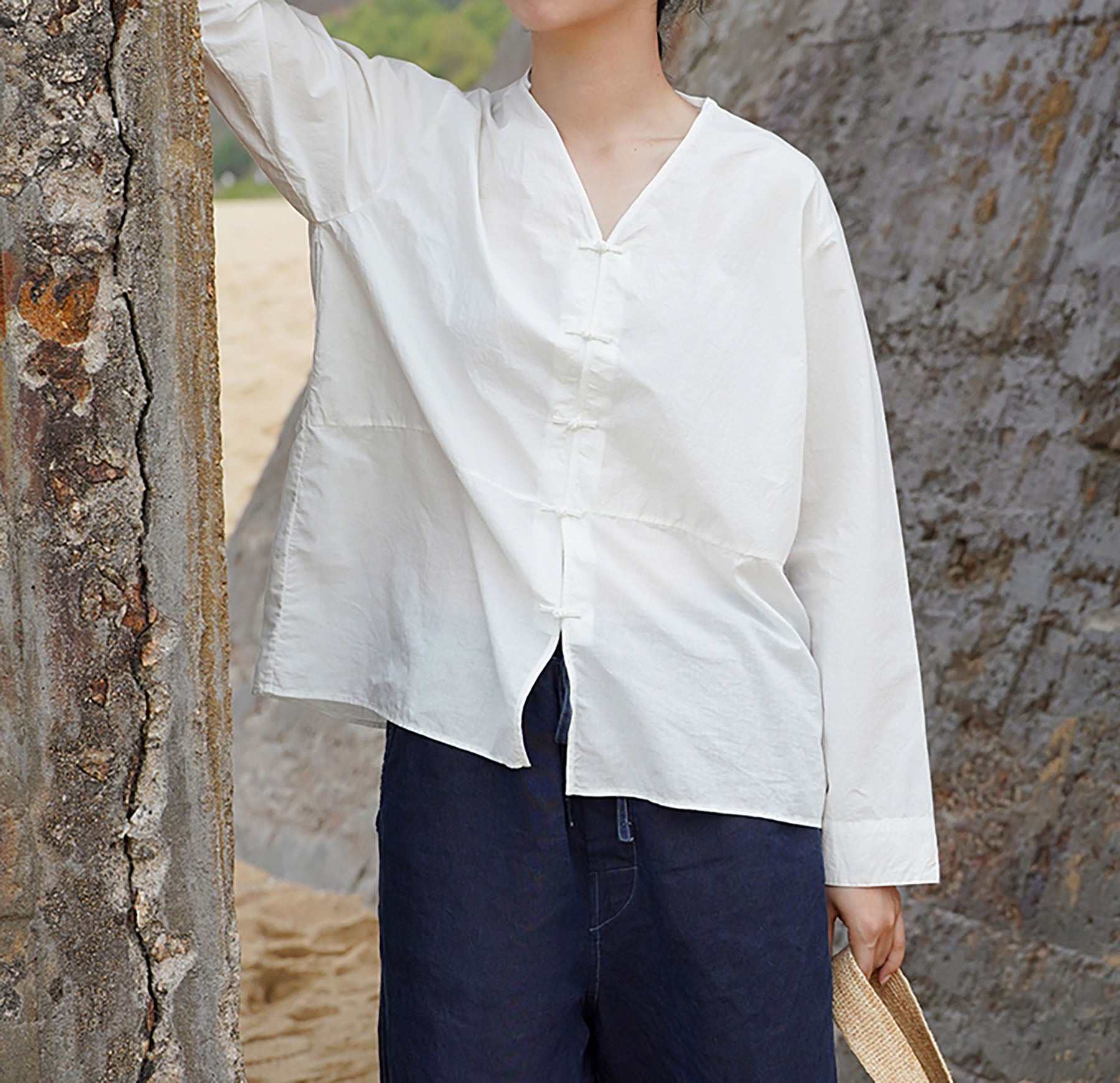 edoa Longsleeve Paper Cotton V-neck Shirt