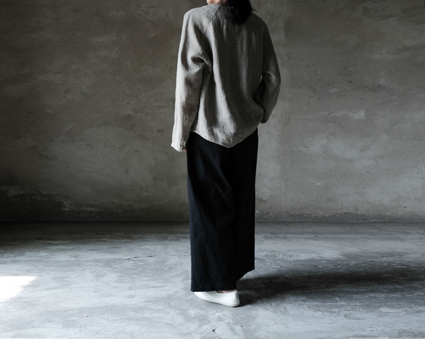 edoa Flaxl Linen Asymmetric Long Sleeve Top