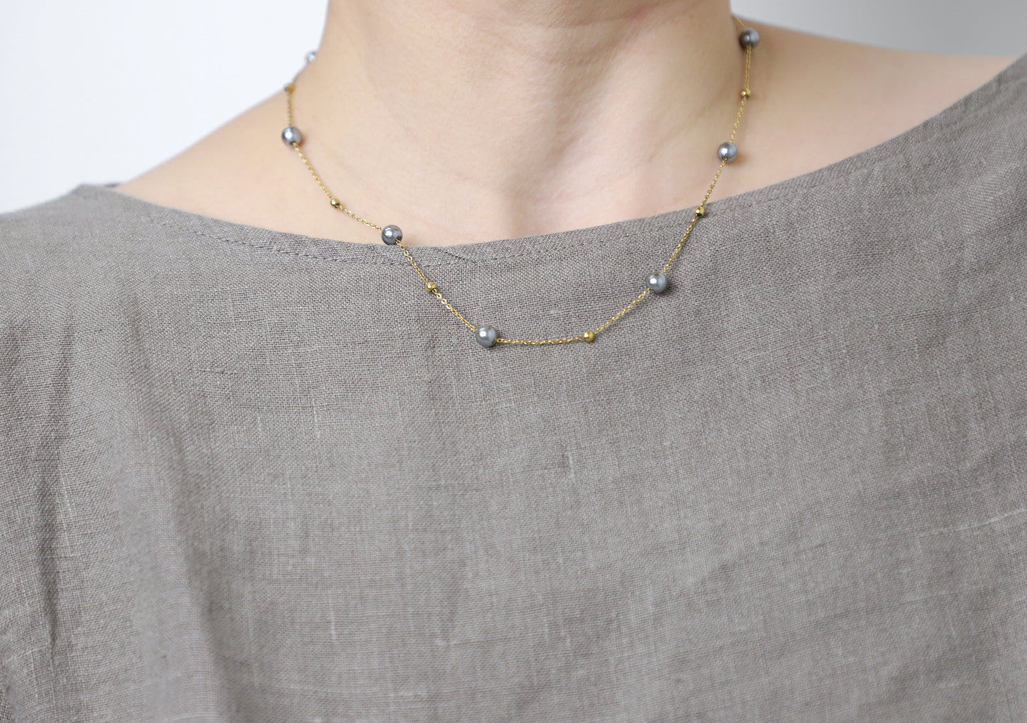 edoa Grey Pearl Station Necklace
