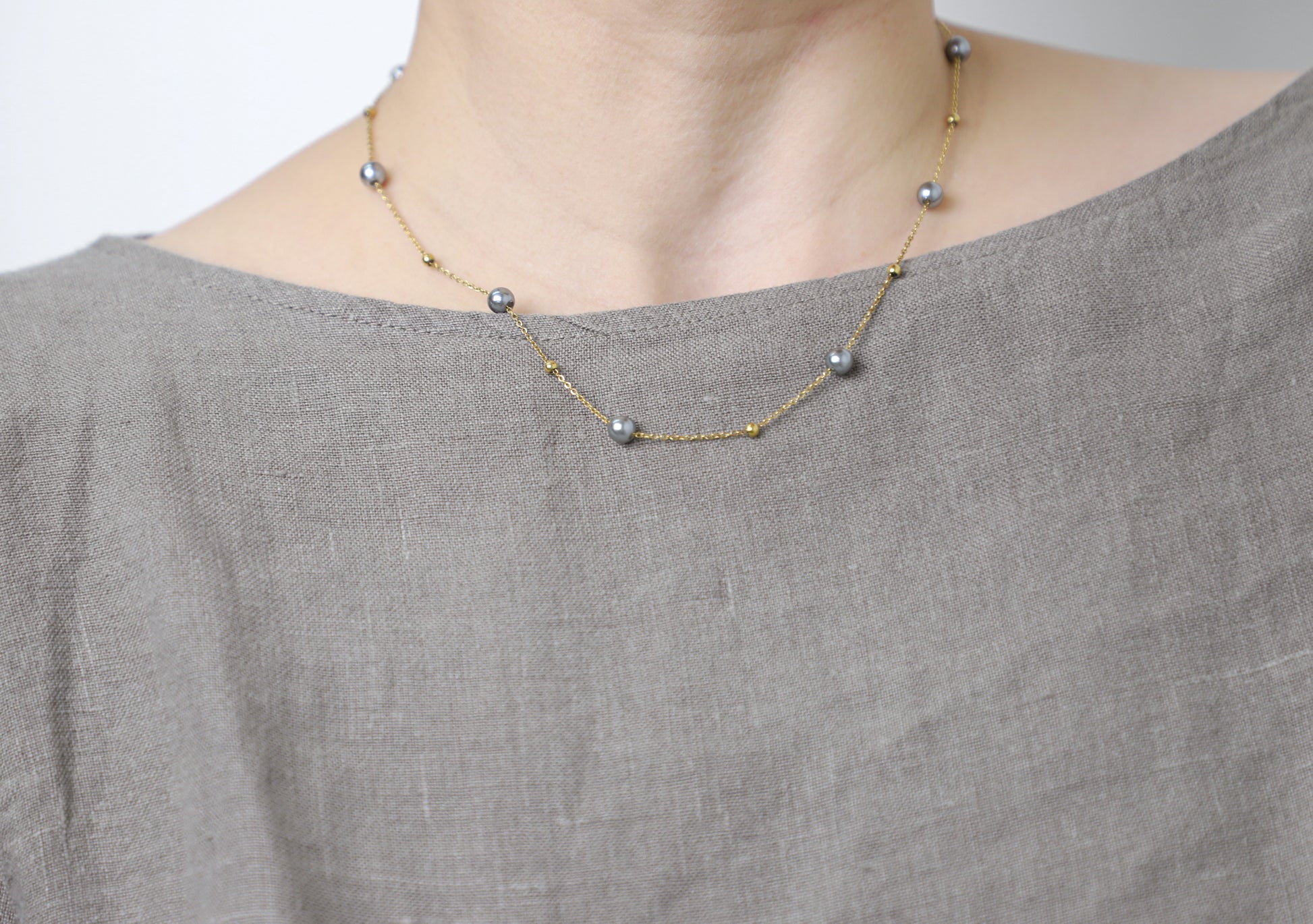 edoa Grey Pearl Station Necklace