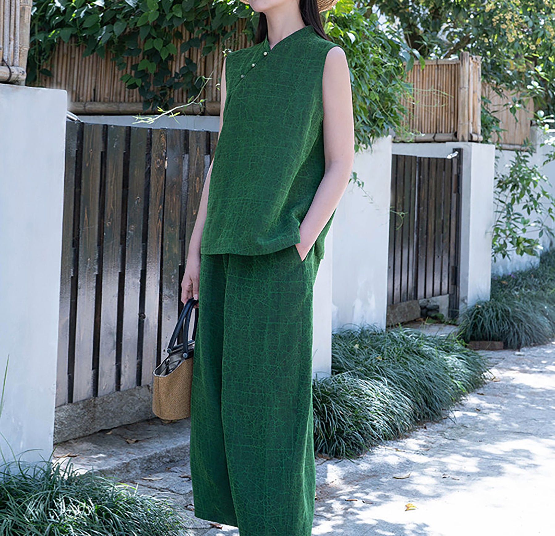 edoa Emerald Green Crackle Mud Silk Sleeveless Qipao Top