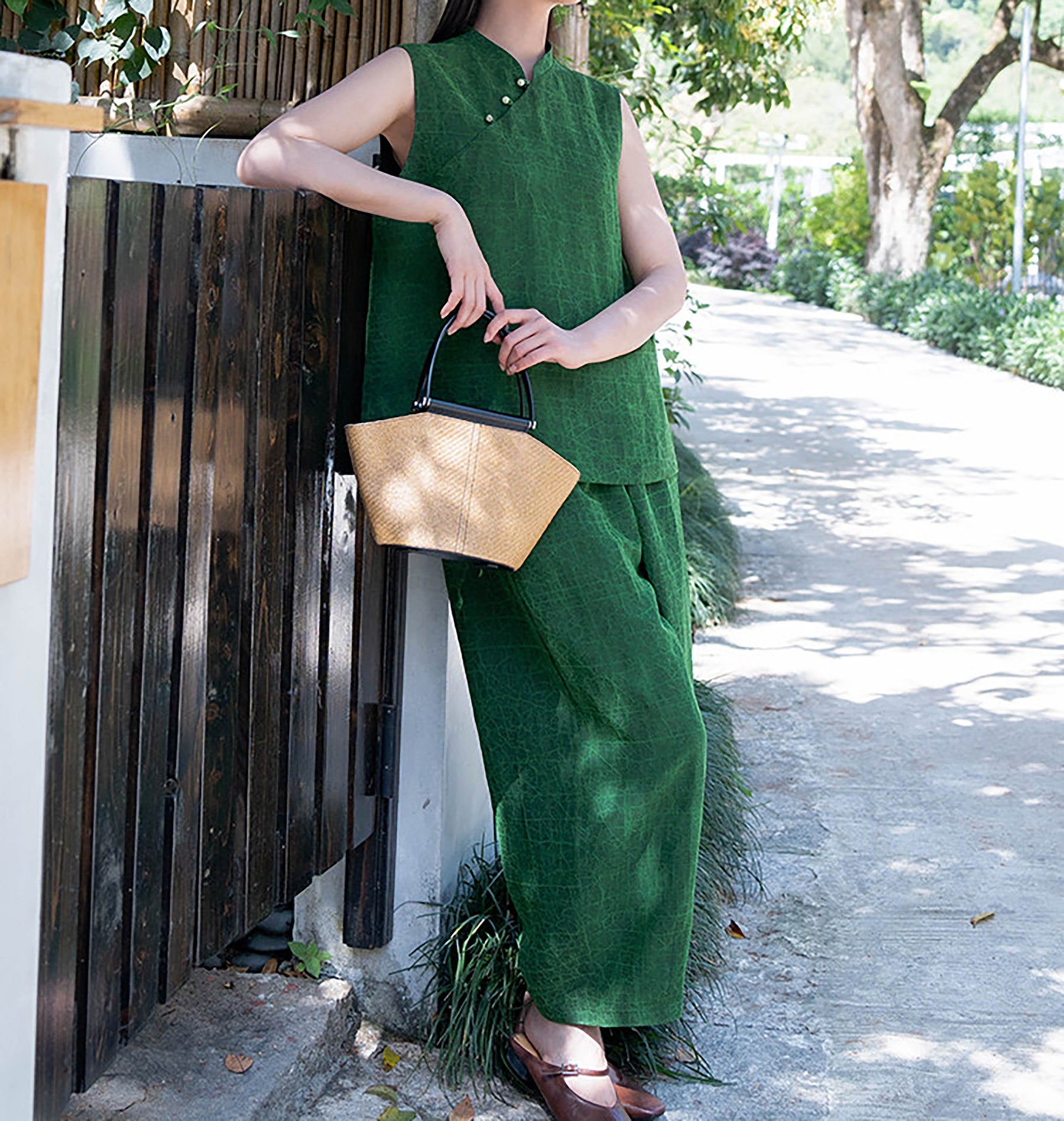edoa Emerald Green Crackle Mud Silk Sleeveless Qipao Top
