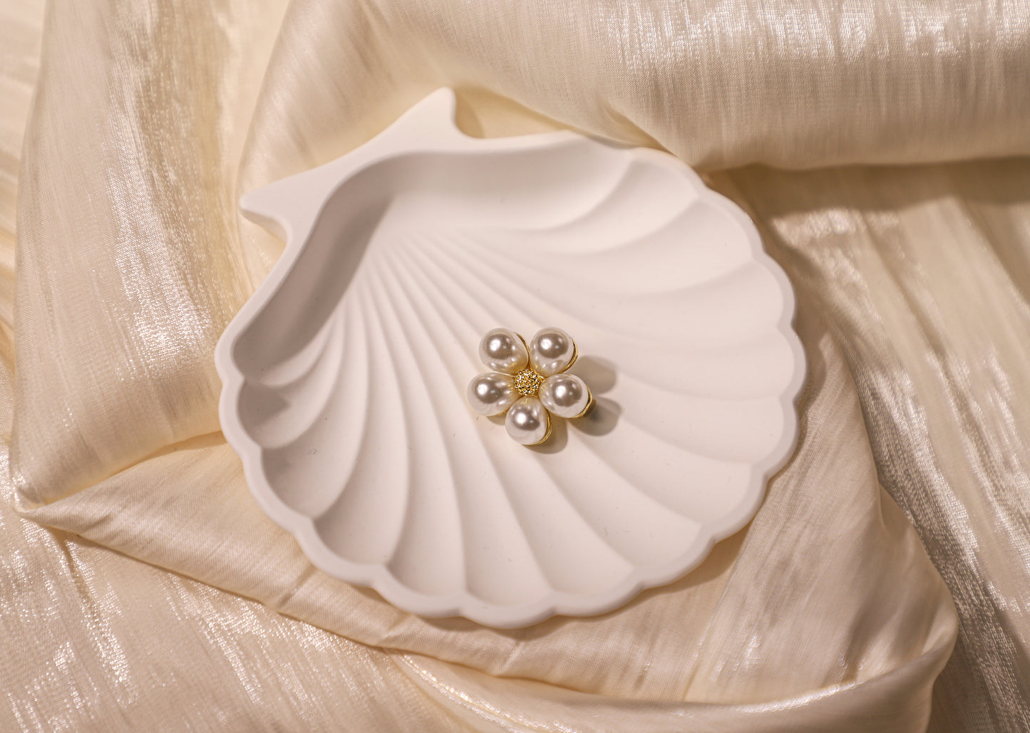 edoa Minimalist Pearl Brooch