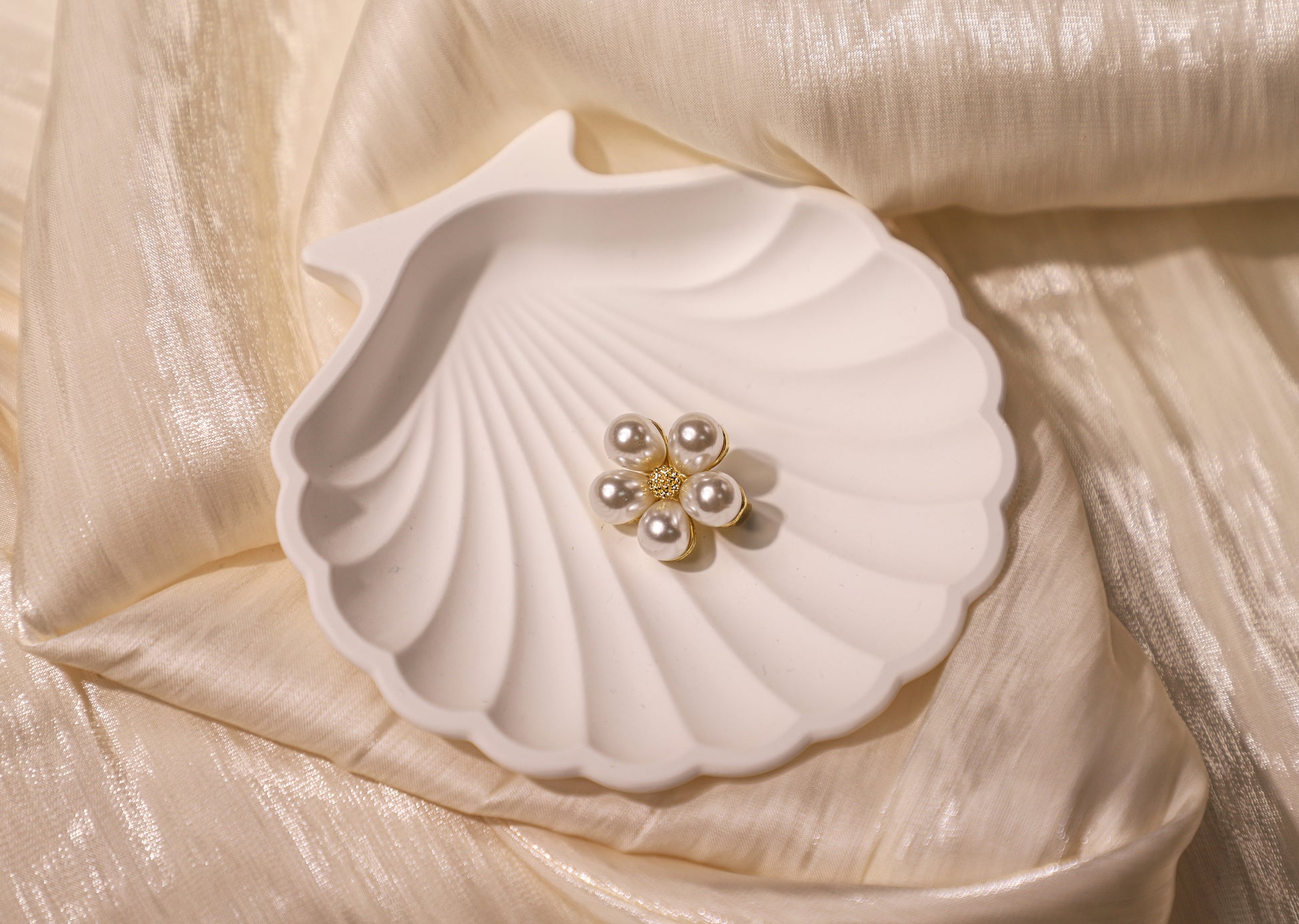 edoa Minimalist Pearl Brooch