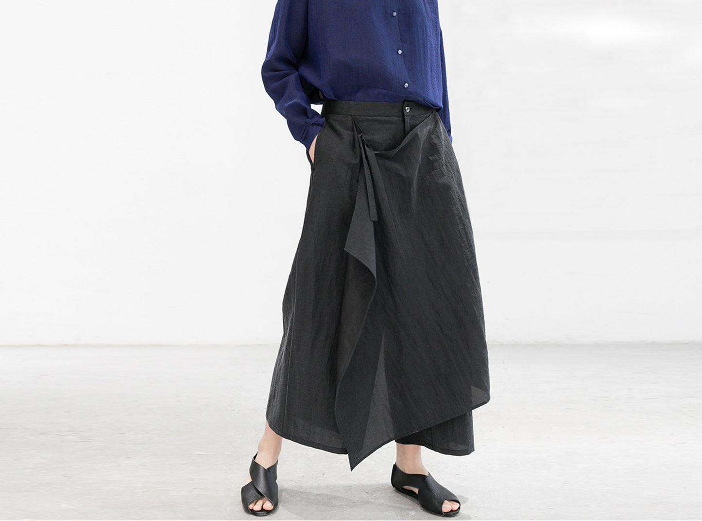 edoa Cracked Mud Silk Crop Apron Pants