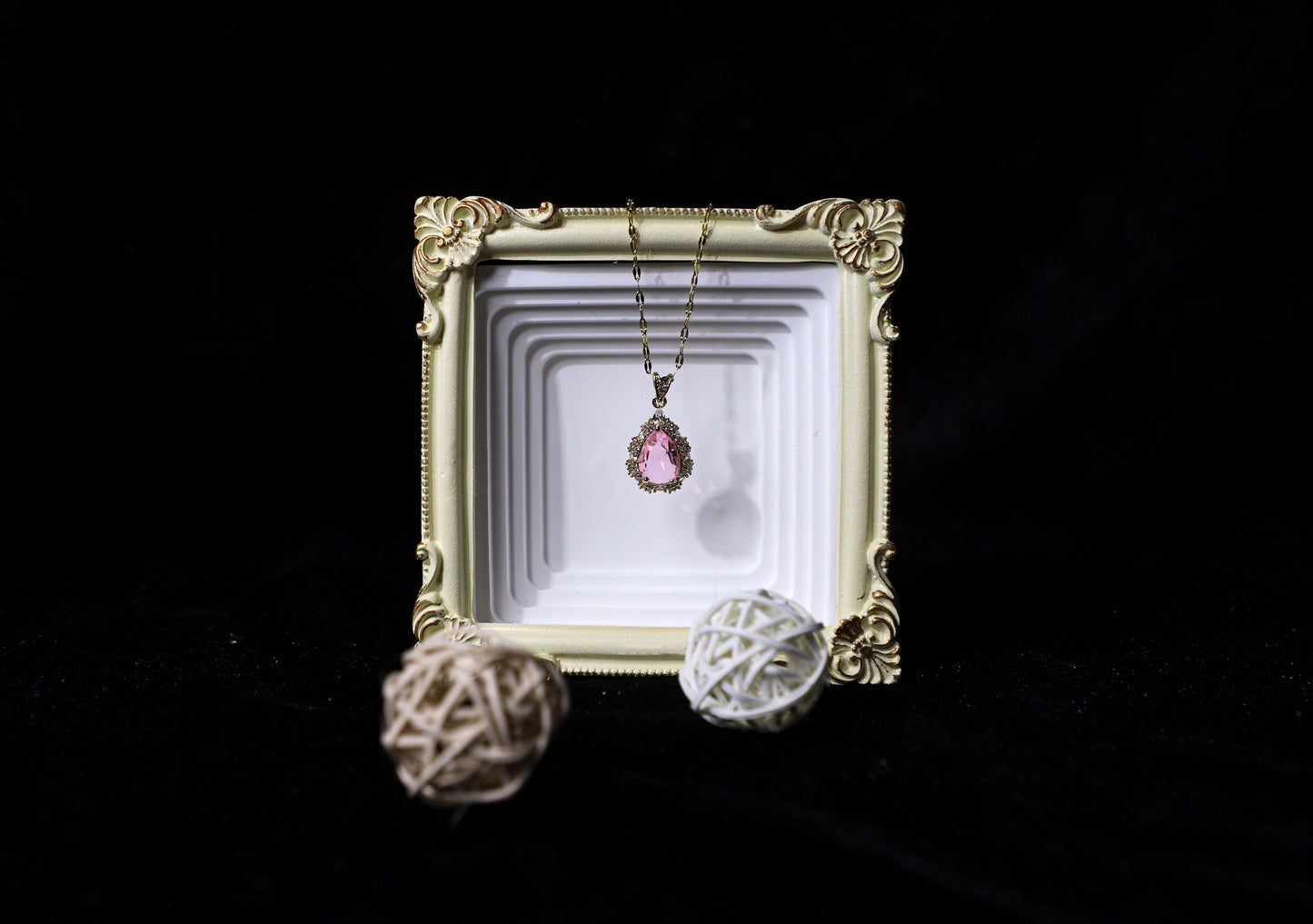edoa Victorian Teardrop Vintage Halo Necklace