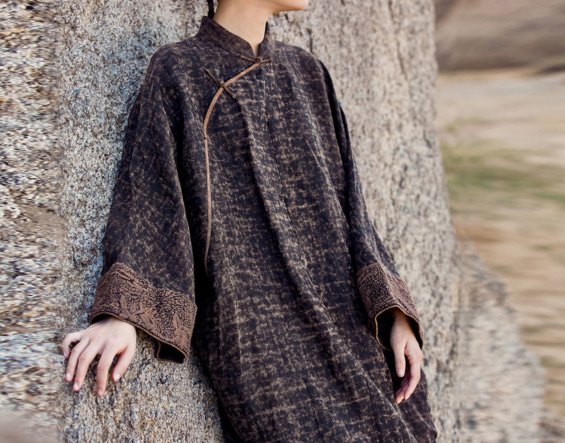 edoa Cracked Mud Silk Cheongsam with Embroidered Cuffs 