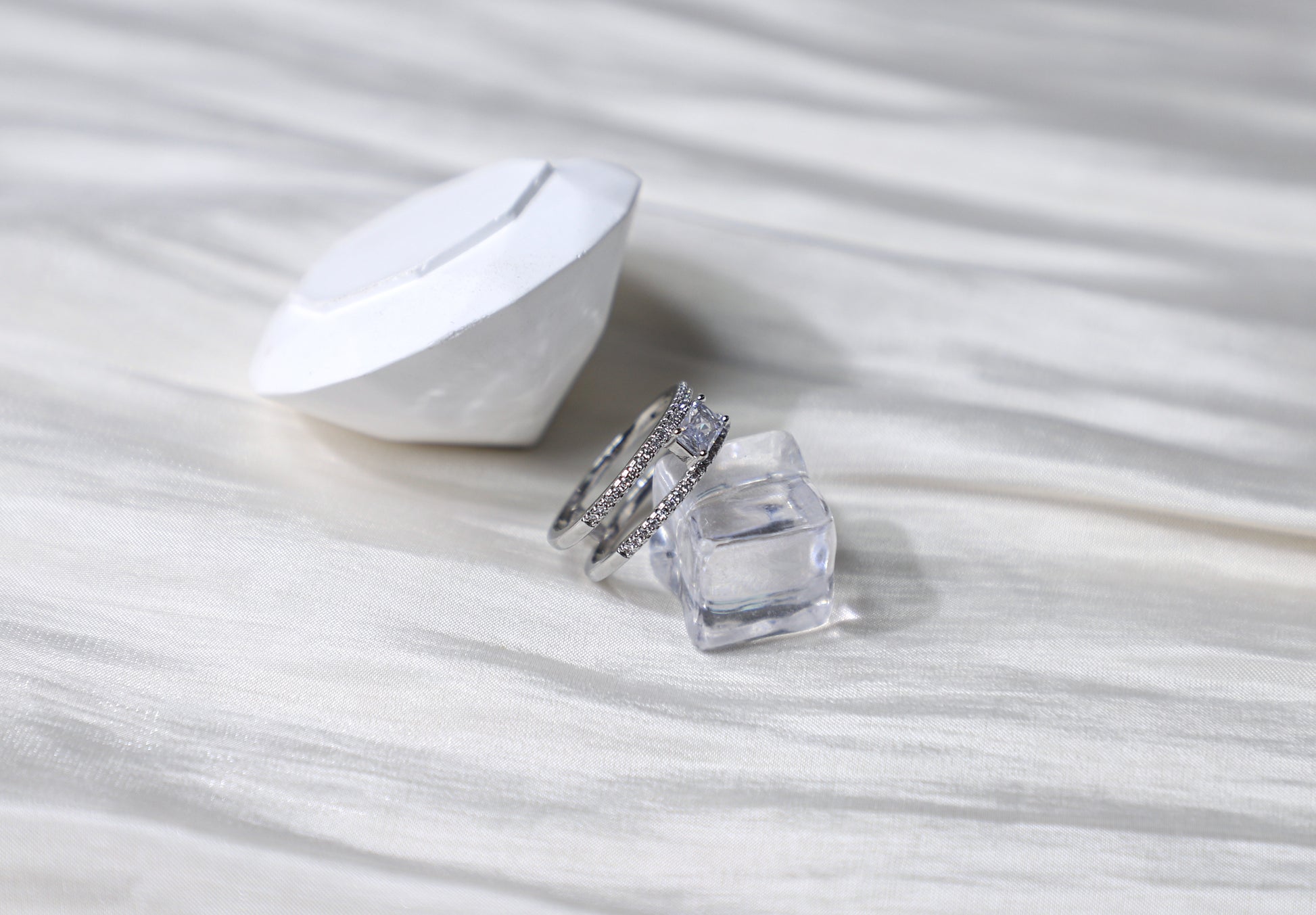 edoa Minimalist Dainty Diamond Double Band Ring