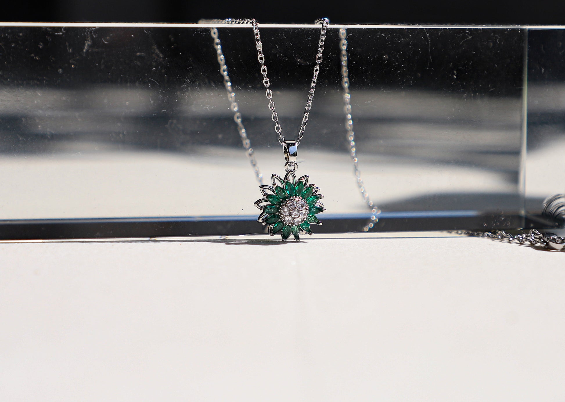 edoa Minimalist Spin Sunflower Emerald Necklace