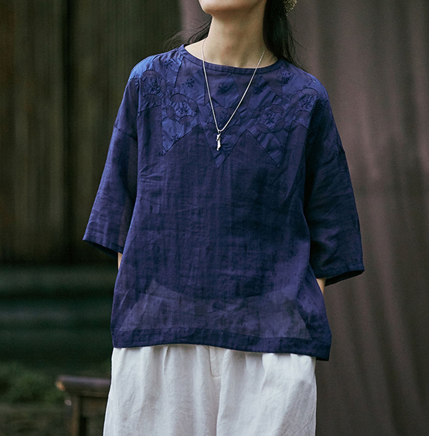 edoa High Counted Ramie Tee with Hand-sewn Applique'