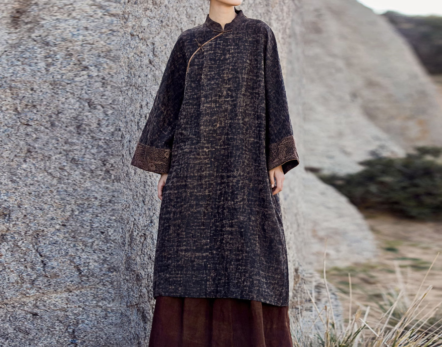 edoa Cracked Mud Silk Cheongsam with Embroidered Cuffs 