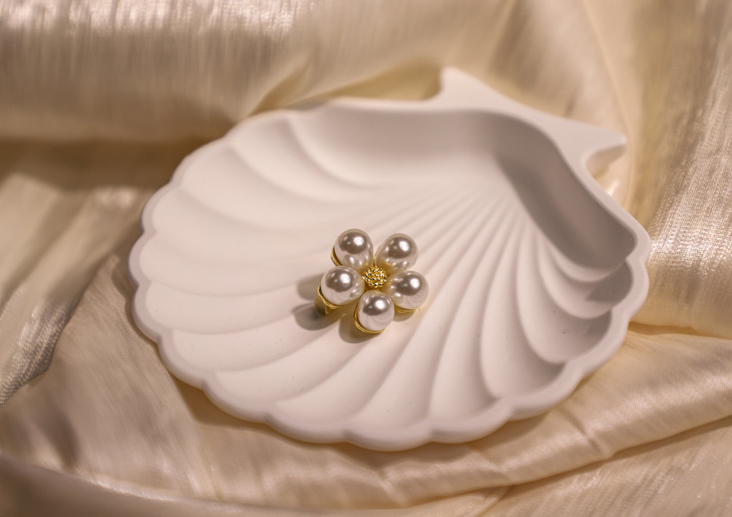 edoa Minimalist Pearl Brooch