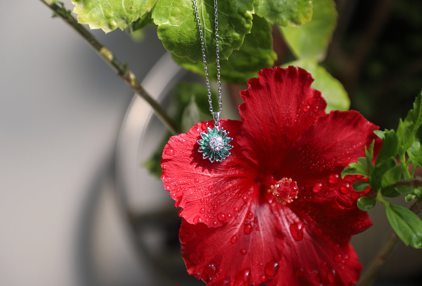 edoa Minimalist Spin Sunflower Emerald Necklace