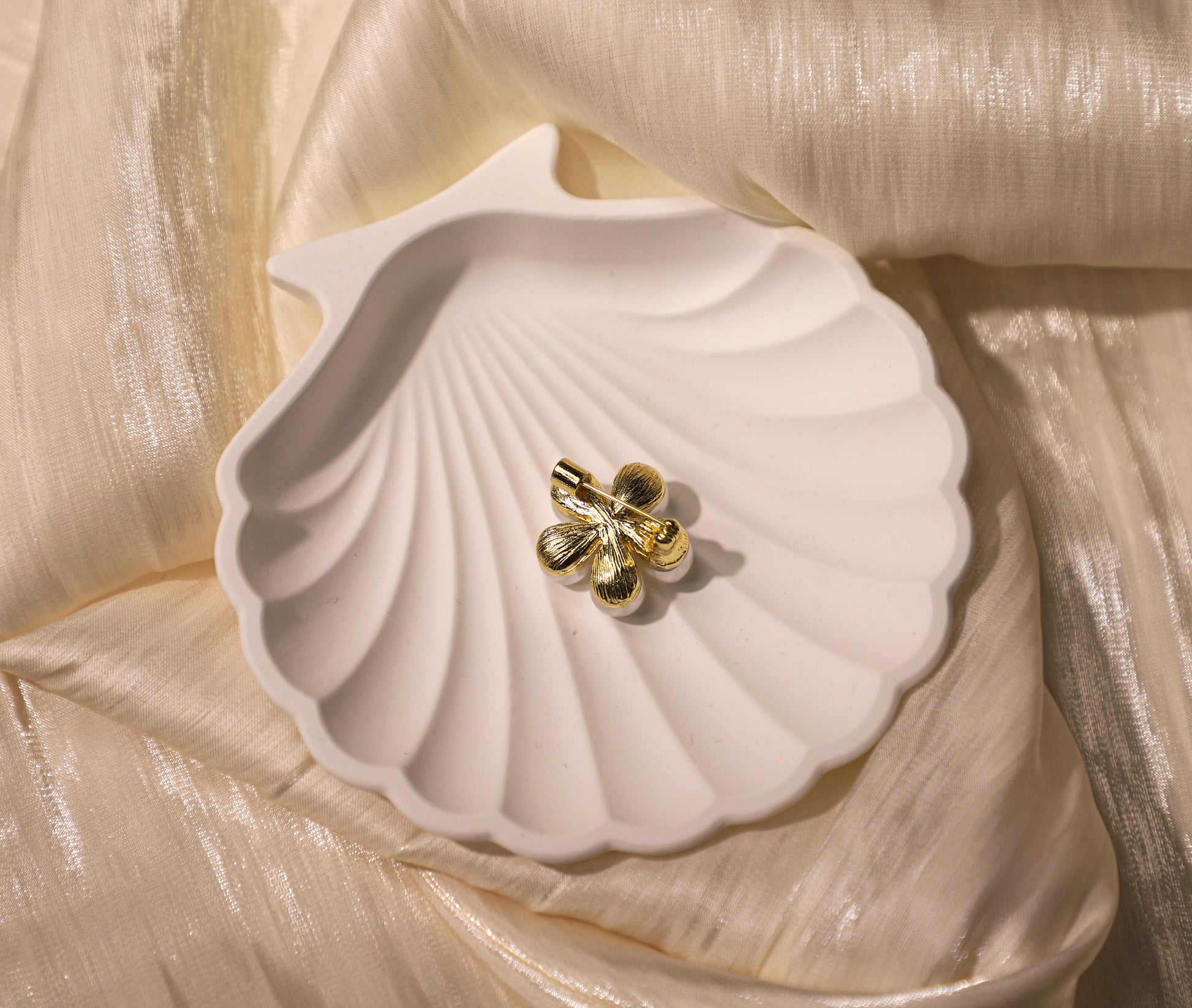 edoa Minimalist Pearl Brooch