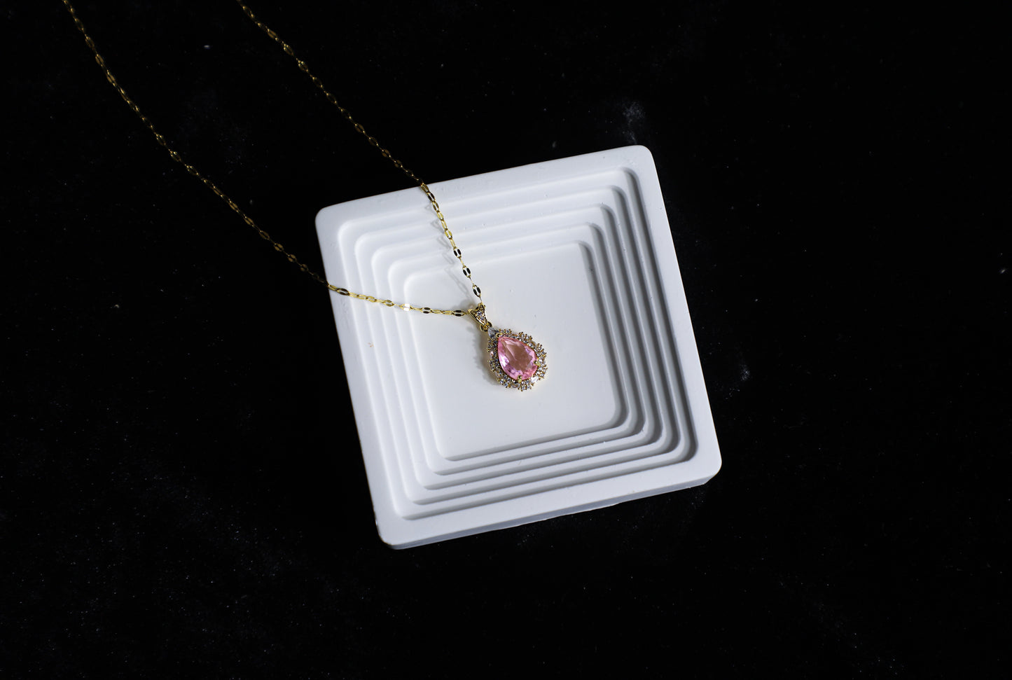 edoa Victorian Teardrop Vintage Halo Necklace