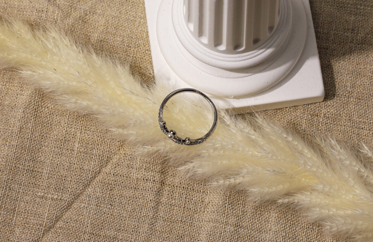 edoa Dainty Pearl Crown Minimalist Silver Ring