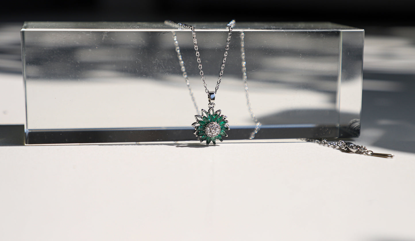 edoa Minimalist Spin Sunflower Emerald Necklace