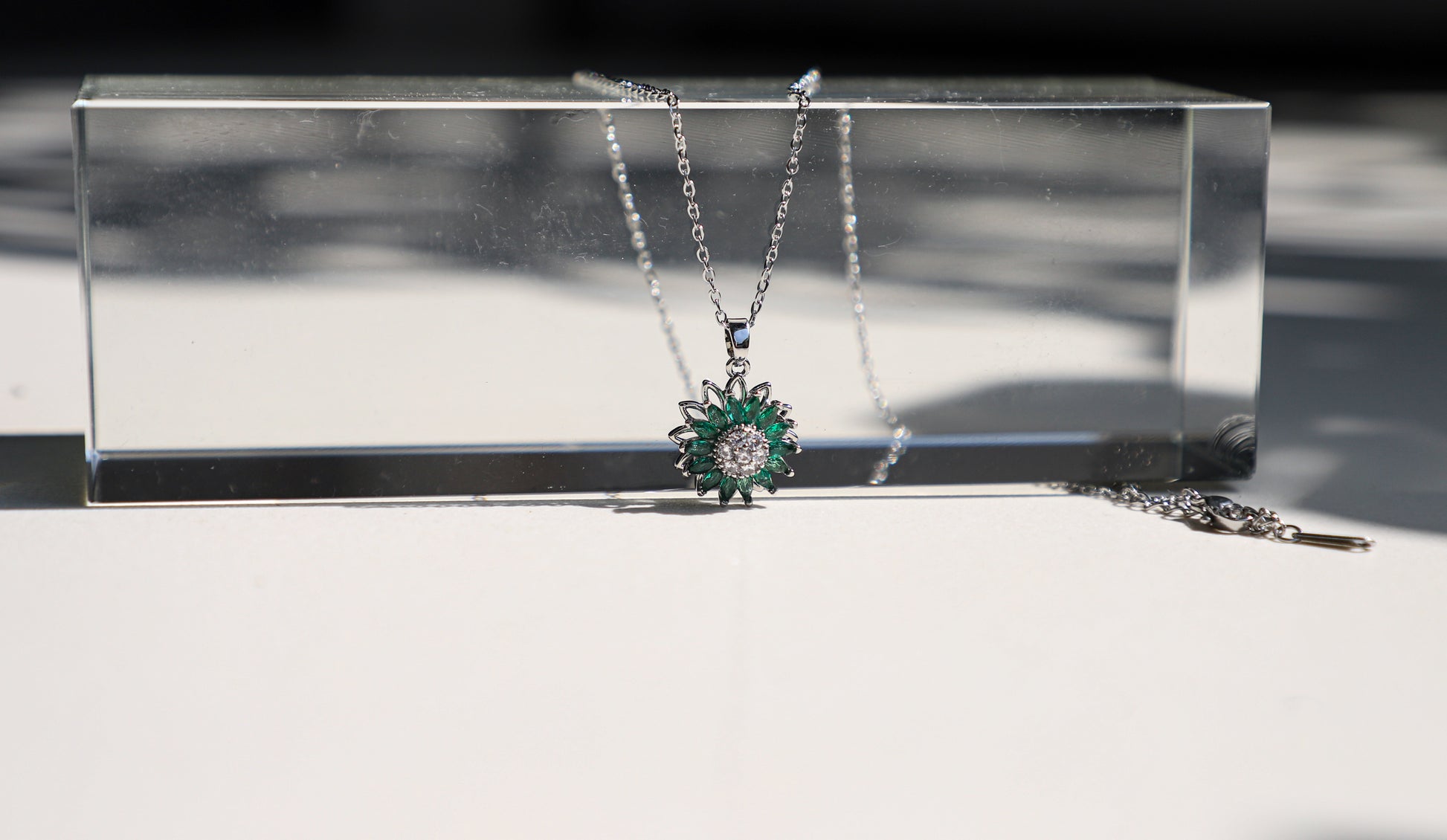 edoa Minimalist Spin Sunflower Emerald Necklace