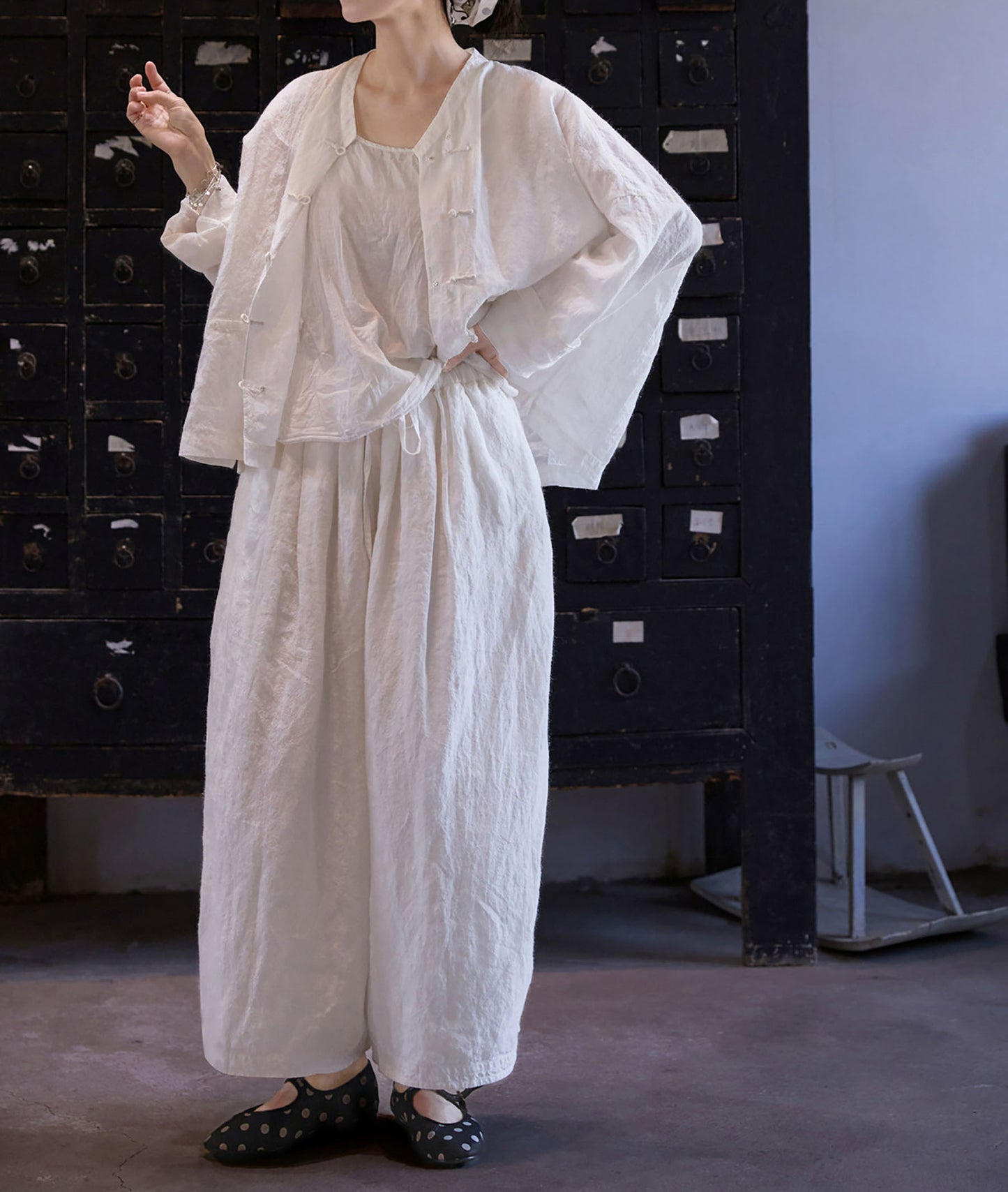 edoa Wide Balloon Silhouette Ramie Tucked Pants