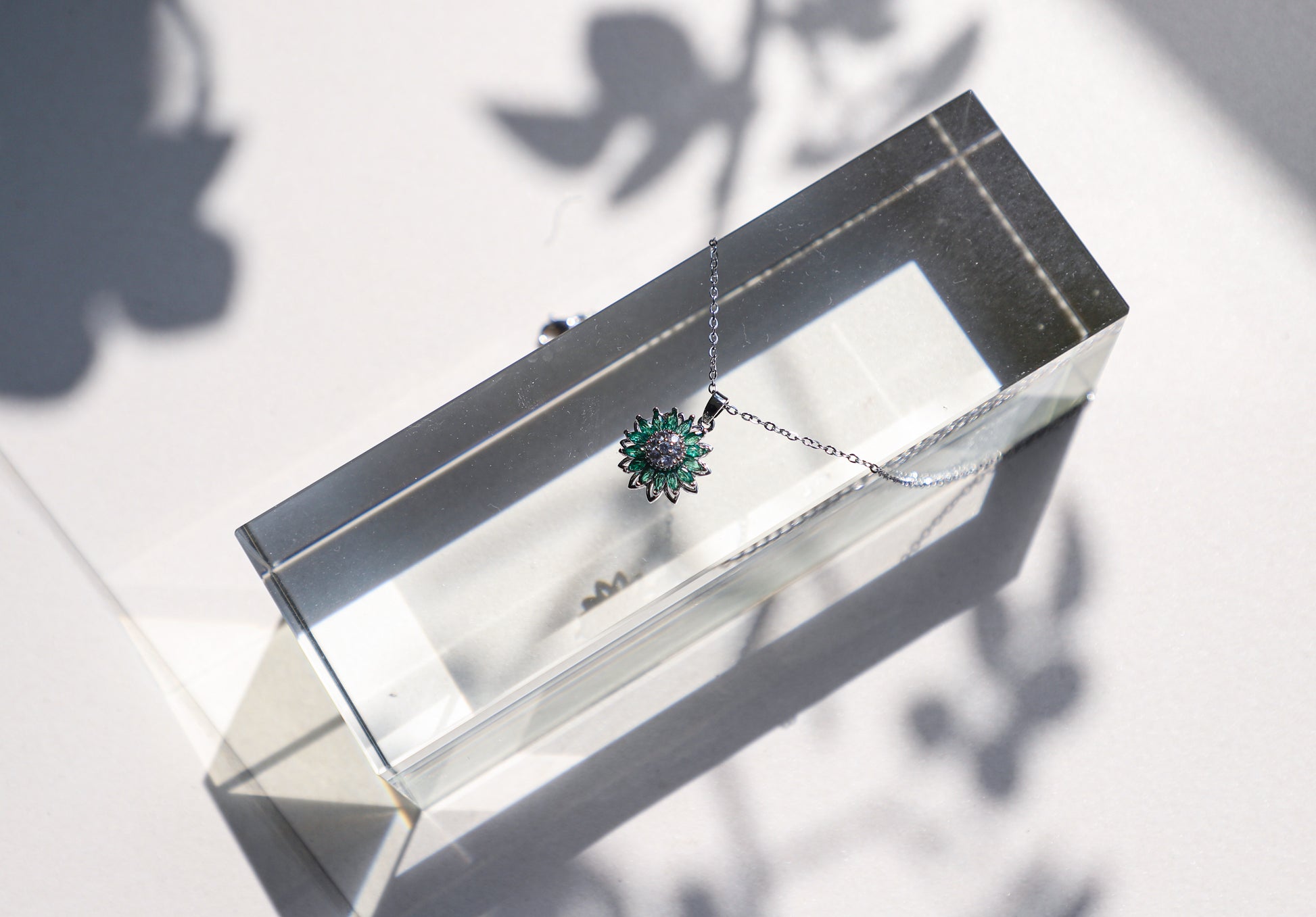 edoa Minimalist Spin Sunflower Emerald Necklace
