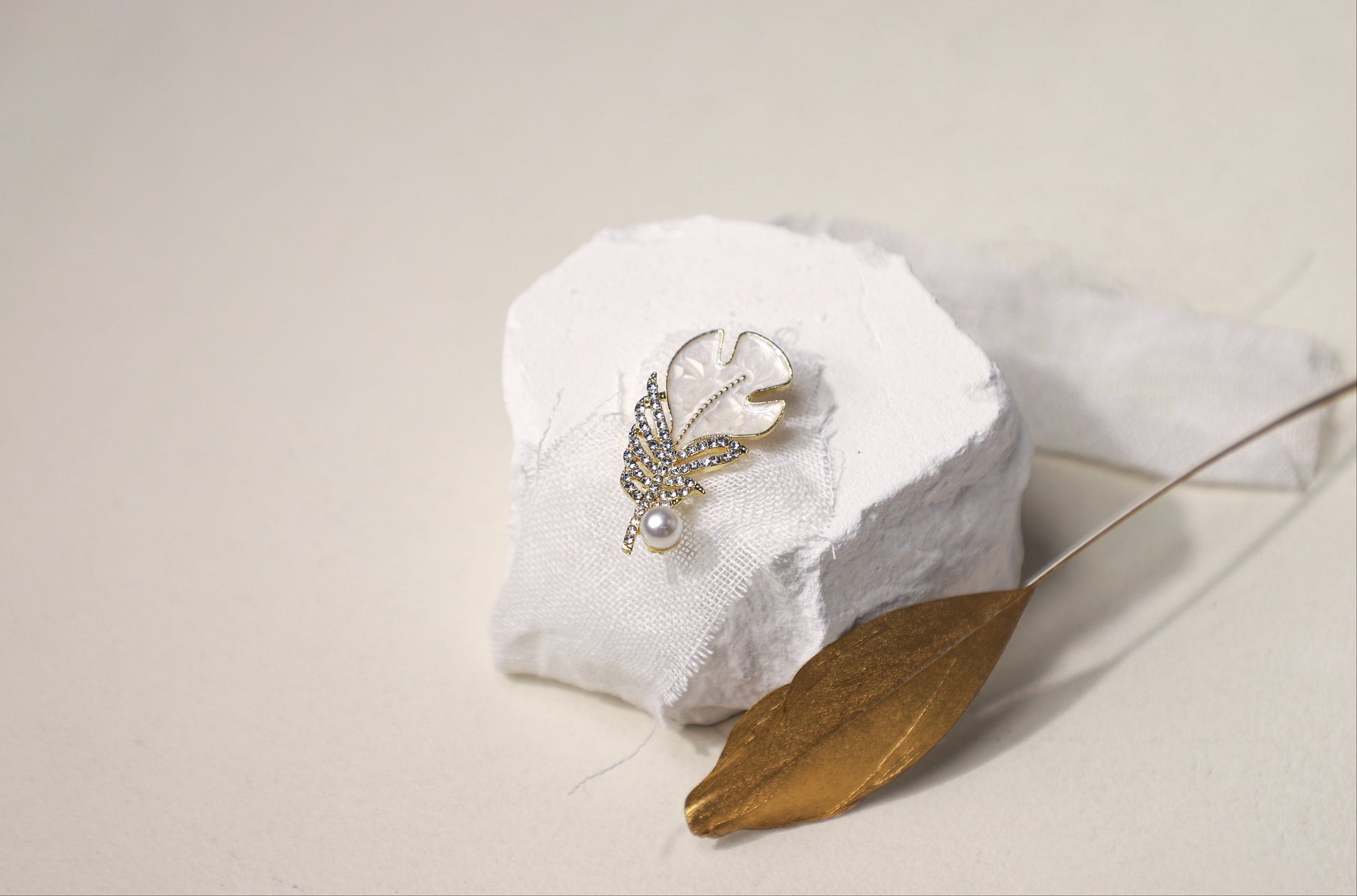 edoa Mother of Pearl Feather Brooch