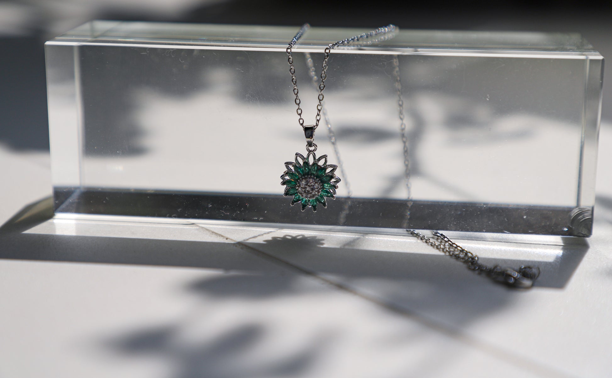 edoa Minimalist Spin Sunflower Emerald Necklace