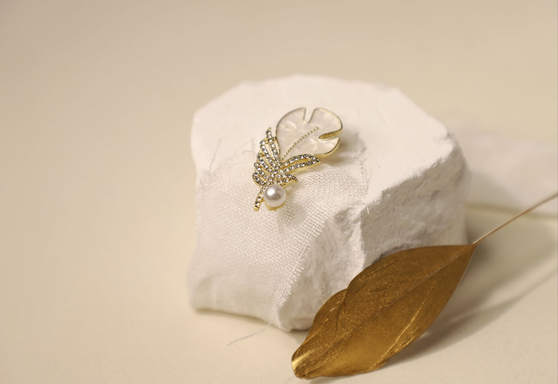 edoa Mother of Pearl Feather Brooch