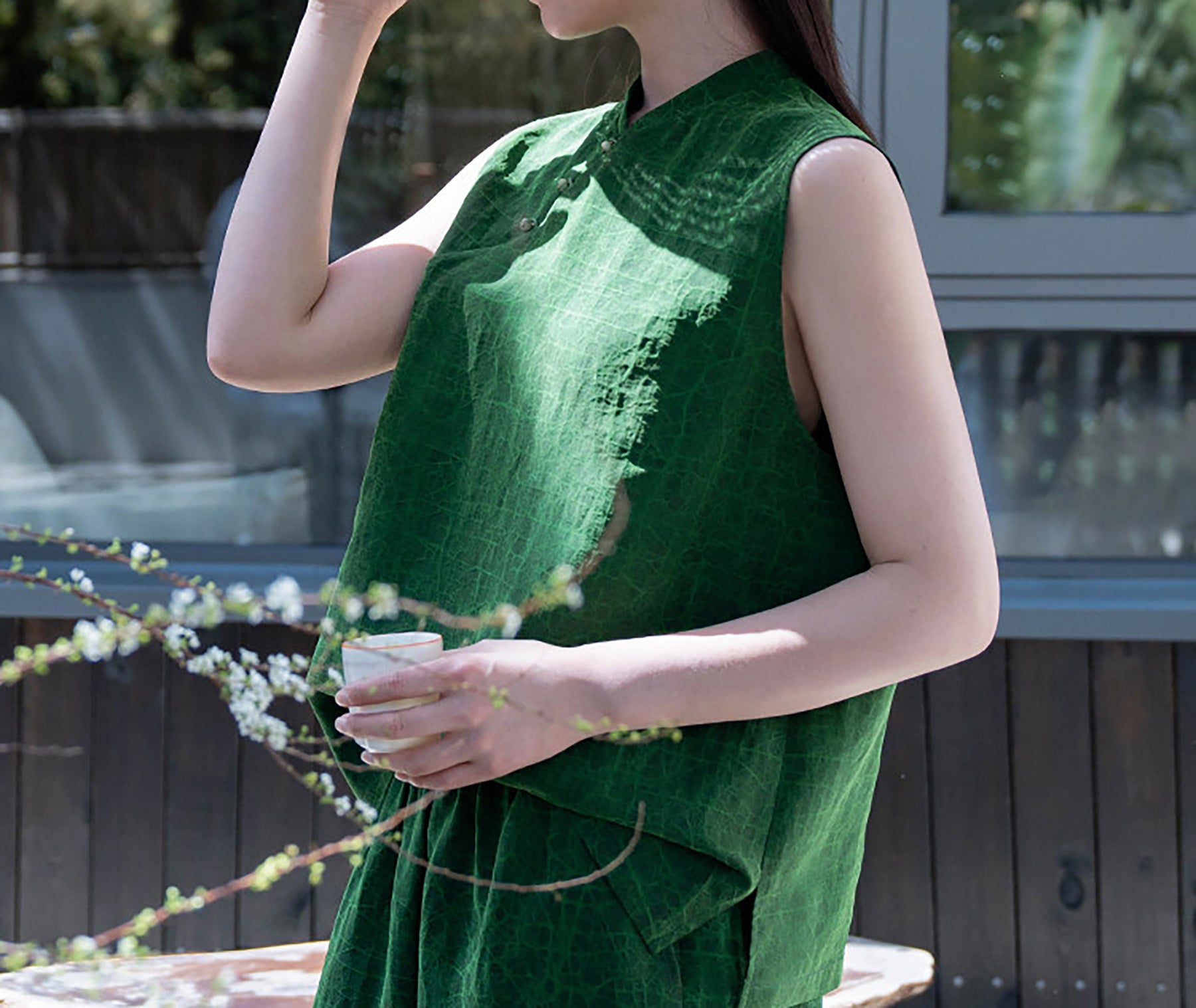edoa Emerald Green Crackle Mud Silk Sleeveless Qipao Top