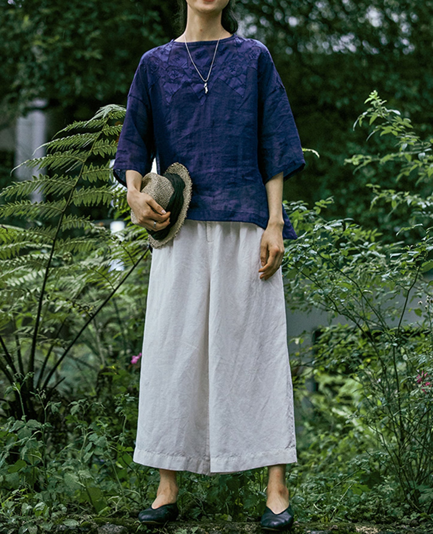 edoa High Counted Ramie Tee with Hand-sewn Applique'
