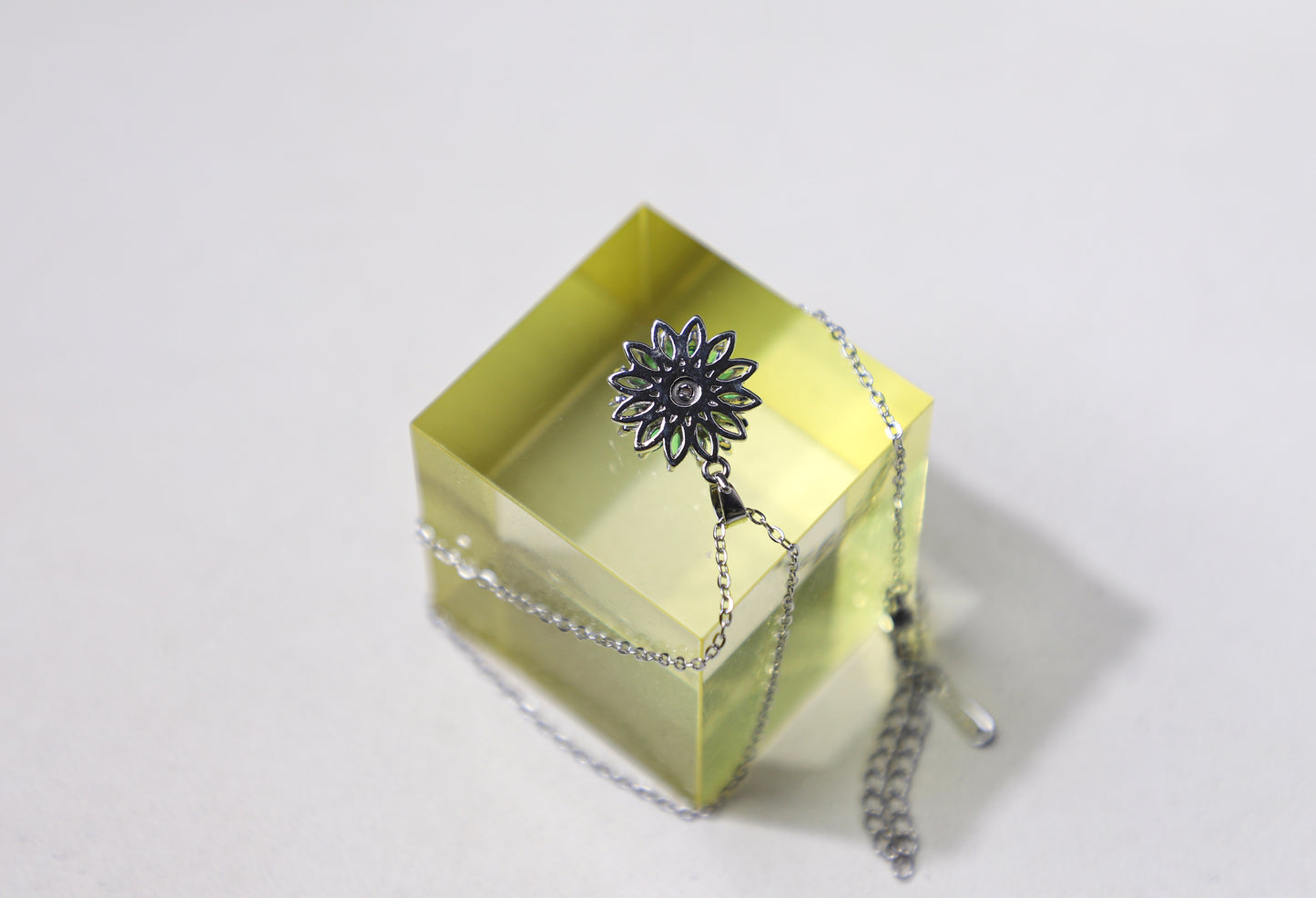 edoa Minimalist Spin Sunflower Emerald Necklace