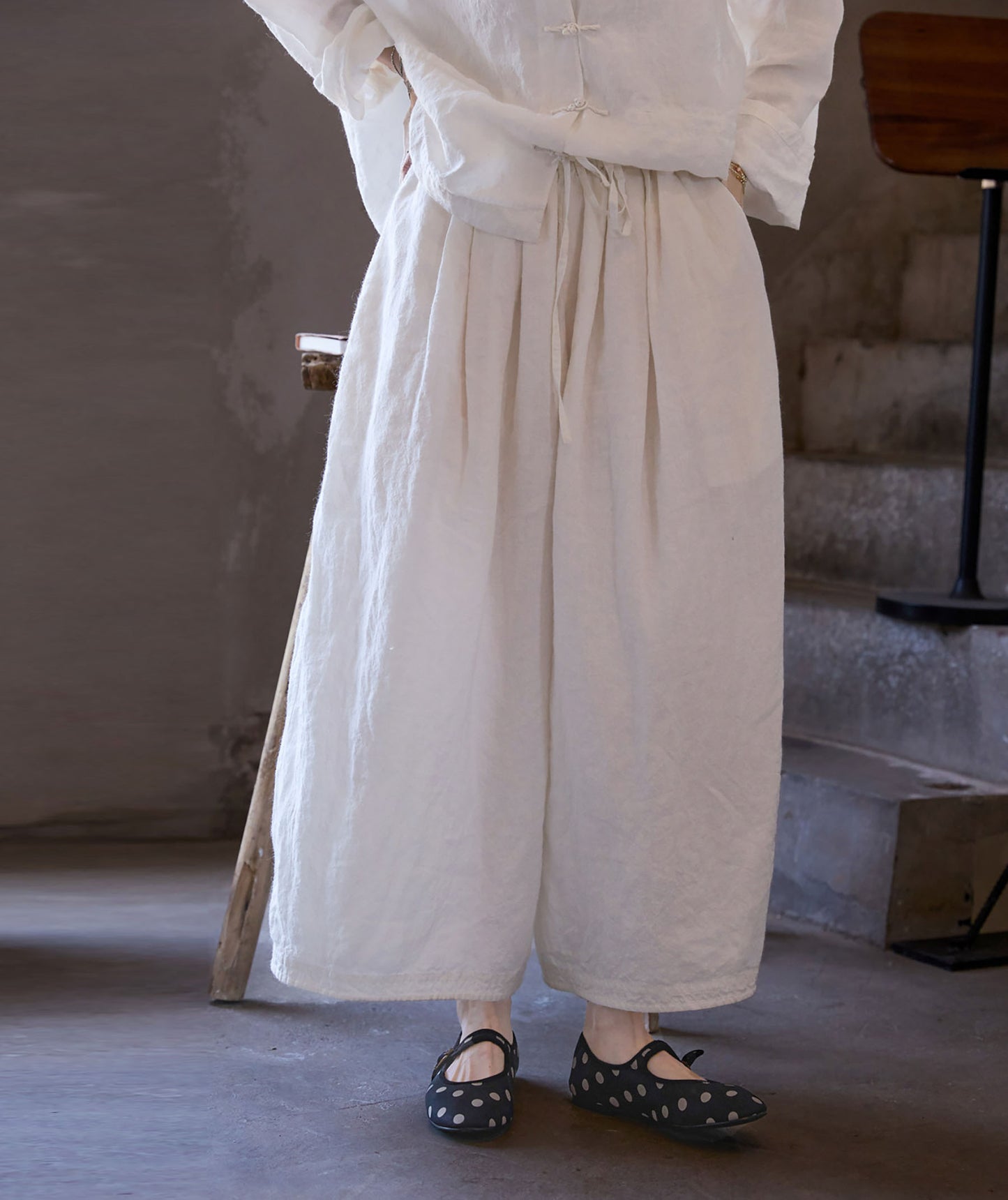 edoa Wide Balloon Silhouette Ramie Tucked Pants