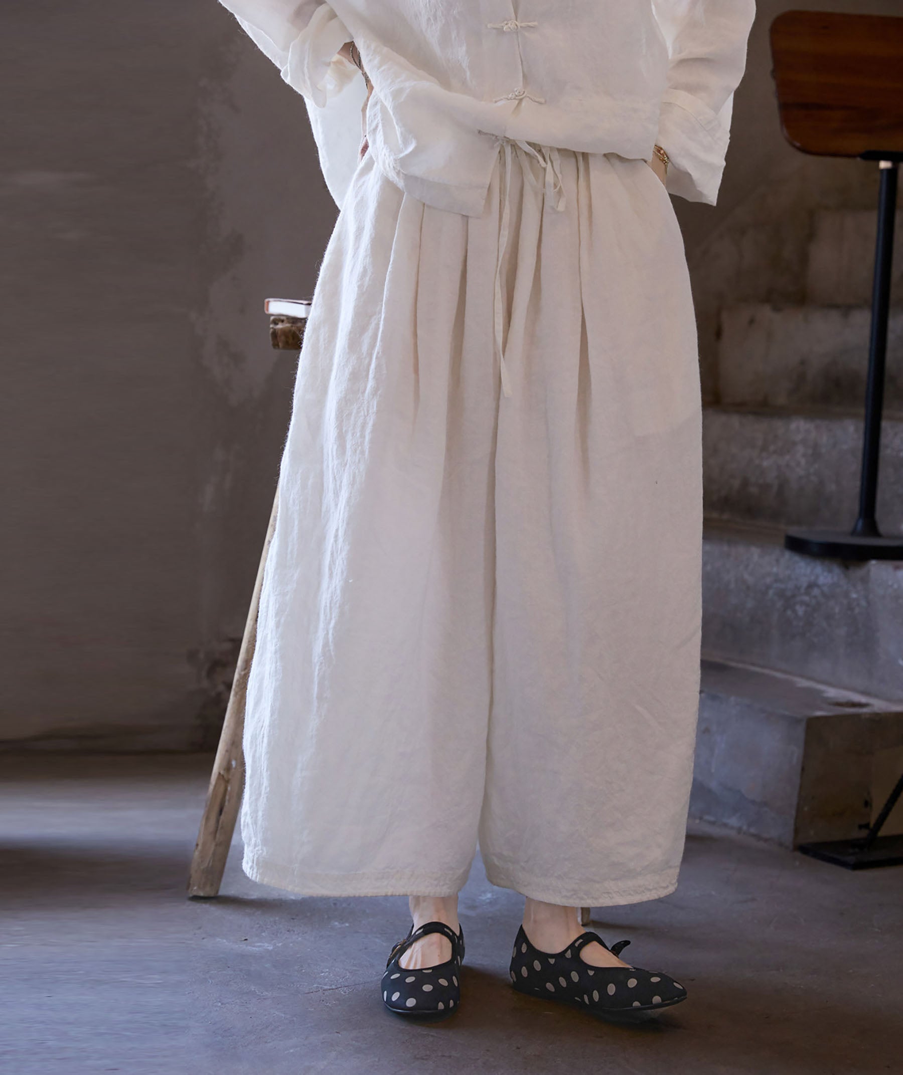 edoa Wide Balloon Silhouette Ramie Tucked Pants