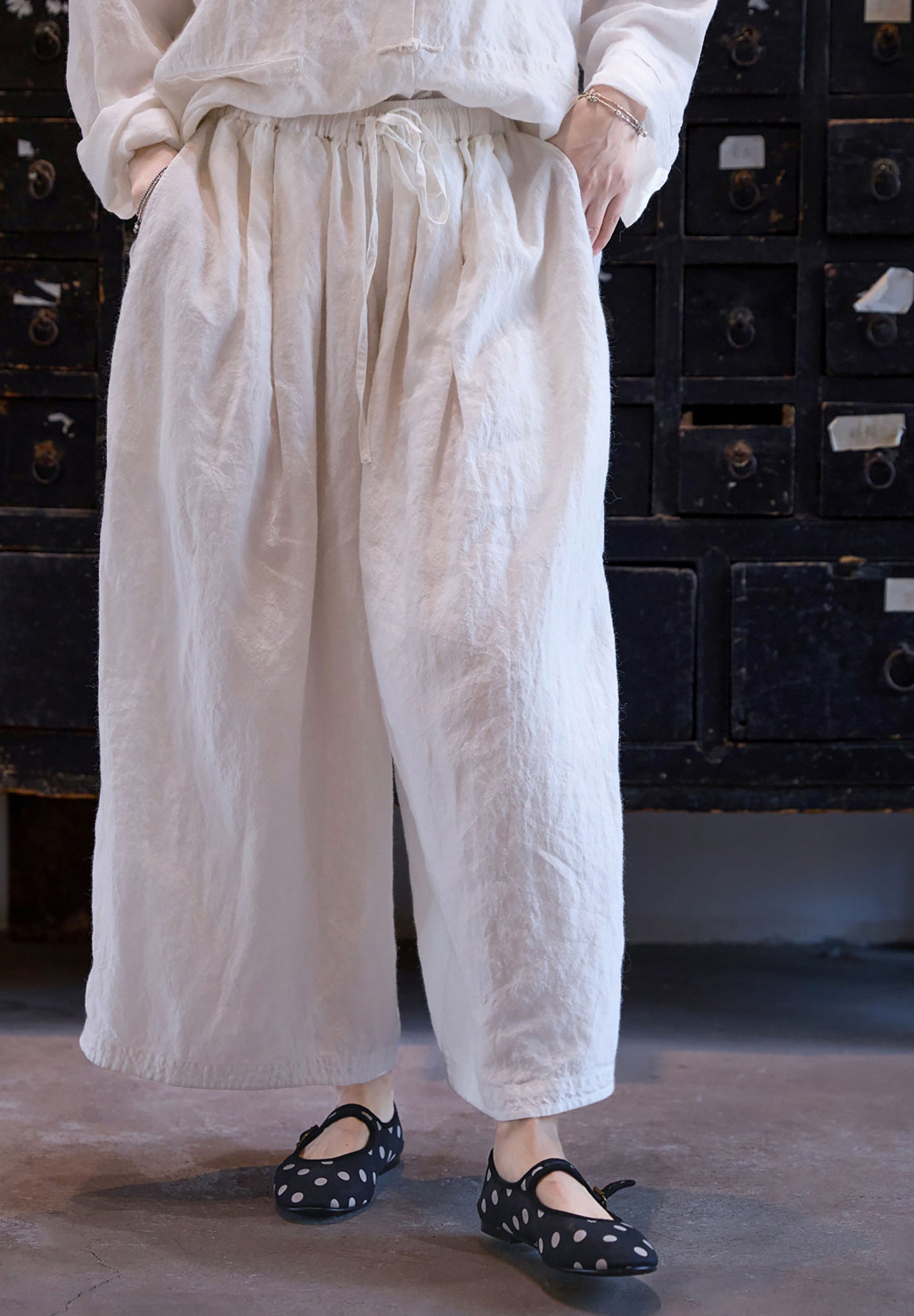 edoa Wide Balloon Silhouette Ramie Tucked Pants