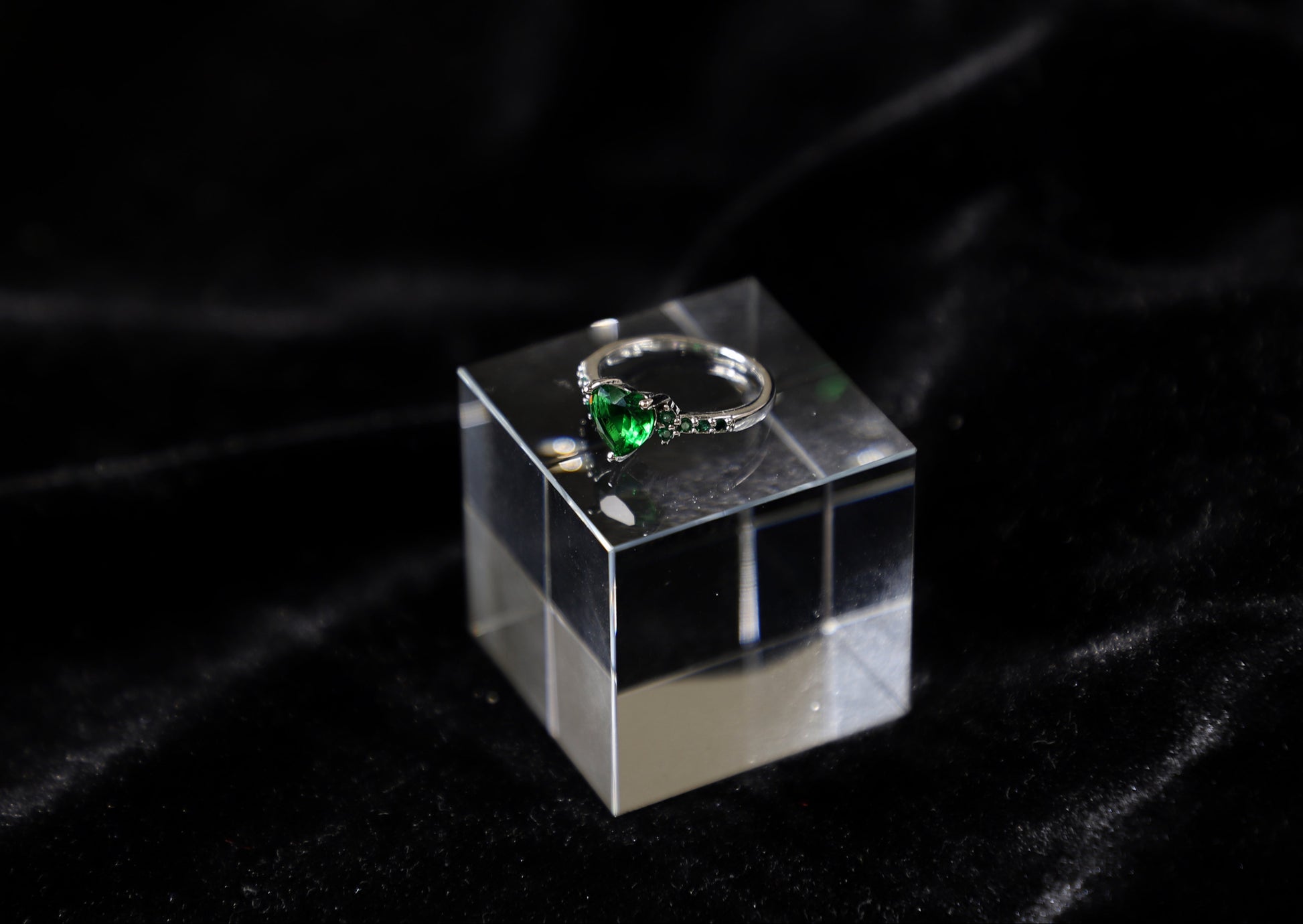 Heart shape emerald ring